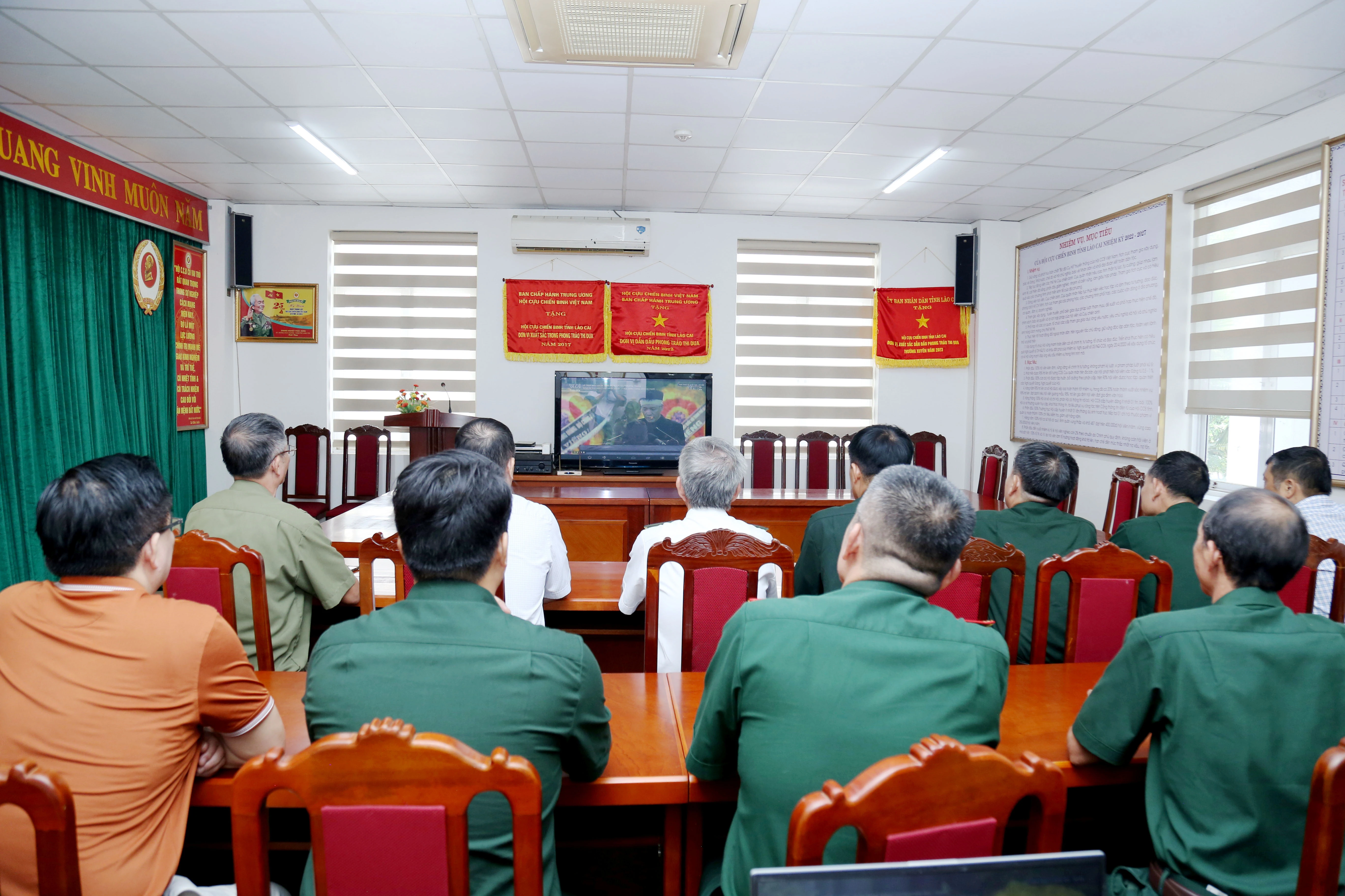 Cán bộ Hội Cựu chiến binh tỉnh theo dõi Lễ truy điệu, Lễ an táng Tổng Bí thư.