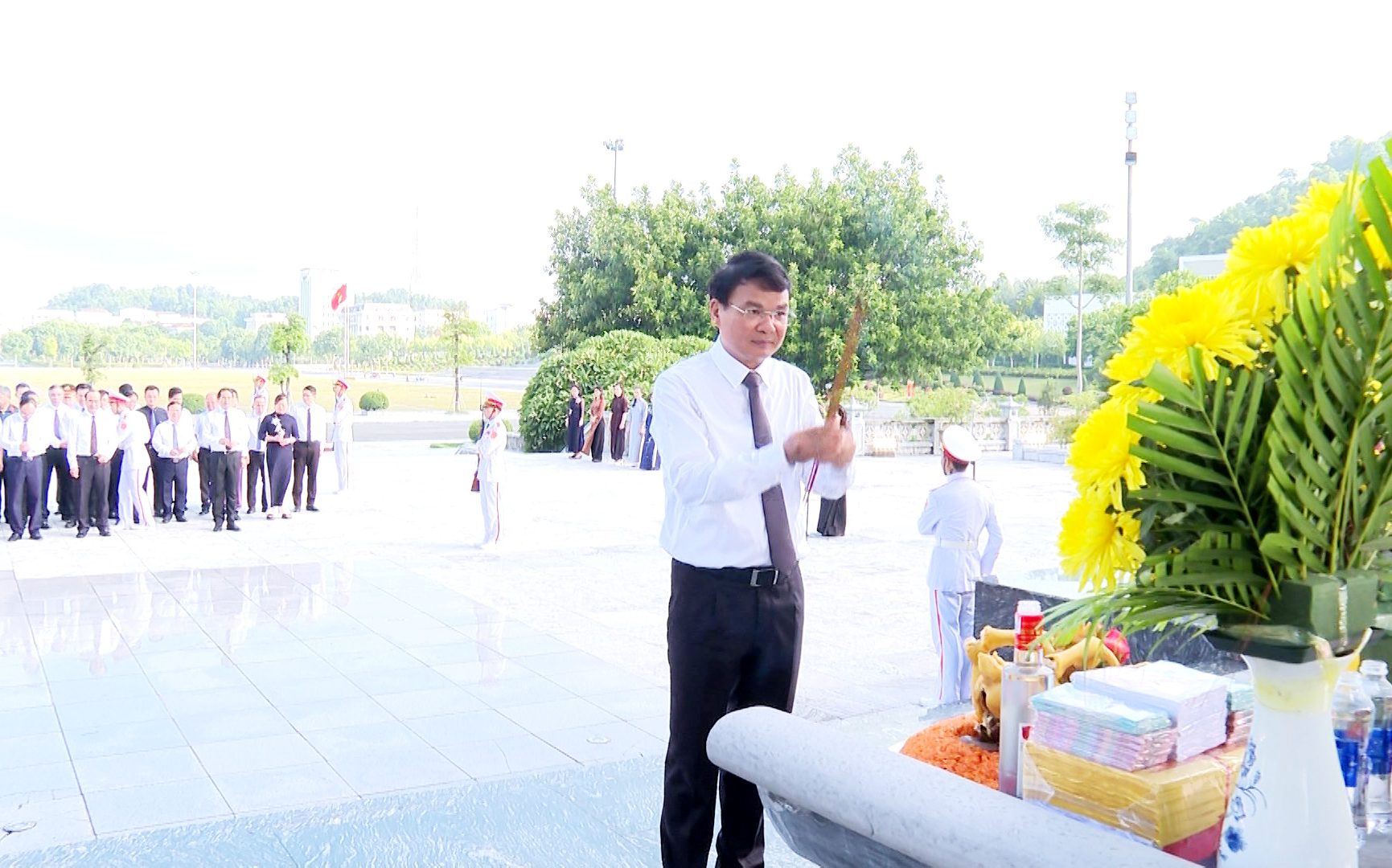 Đồng chí Bí thư Tỉnh ủy Đặng Xuân Phong dâng hương tưởng niệm các anh hùng liệt sĩ. z5662451618841_cd1732764caeda4032c34541aa748f00.jpg