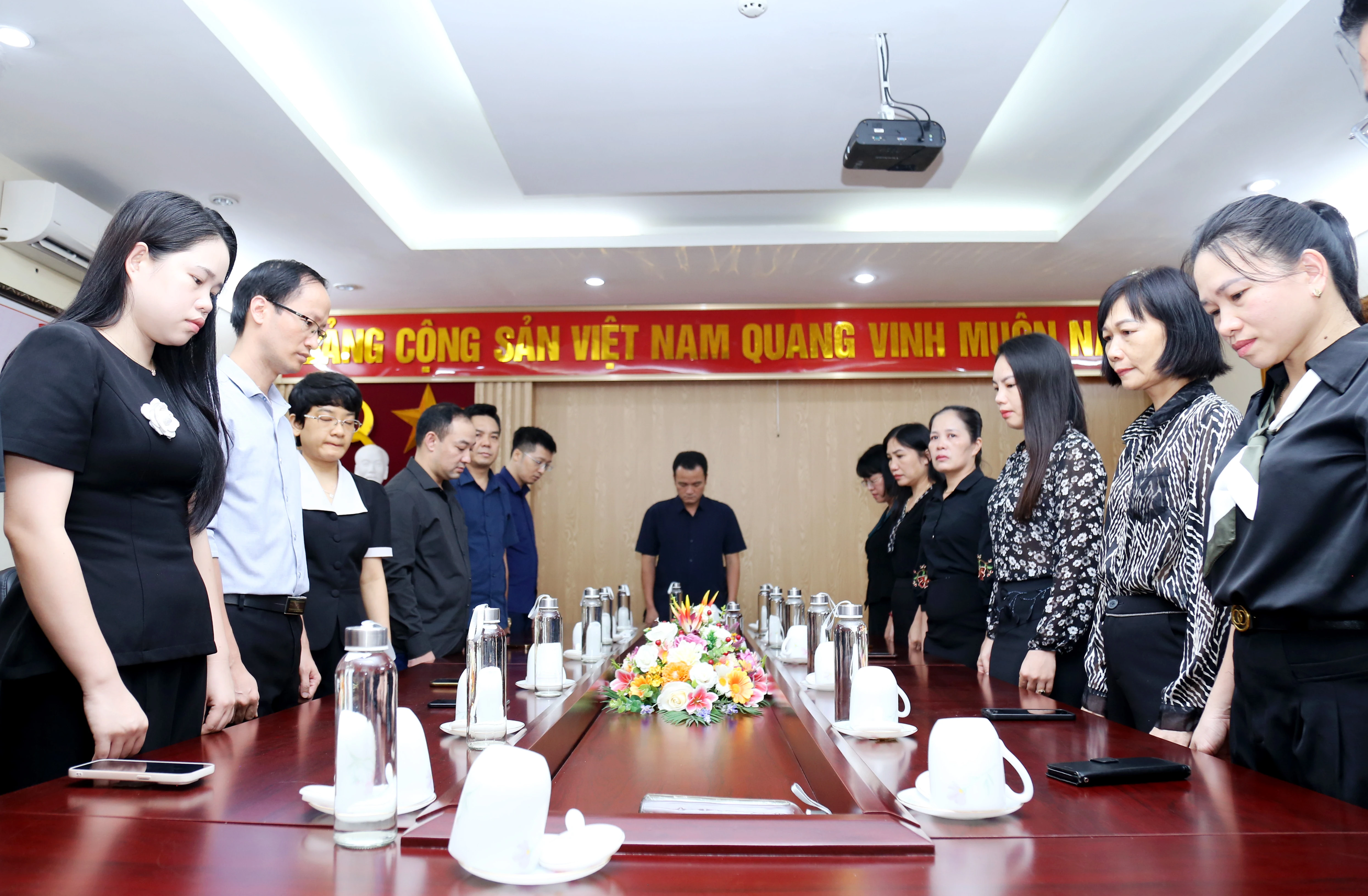 Cán bộ, công chức Ban Nội chính Tỉnh ủy dành phút mặc niệm.