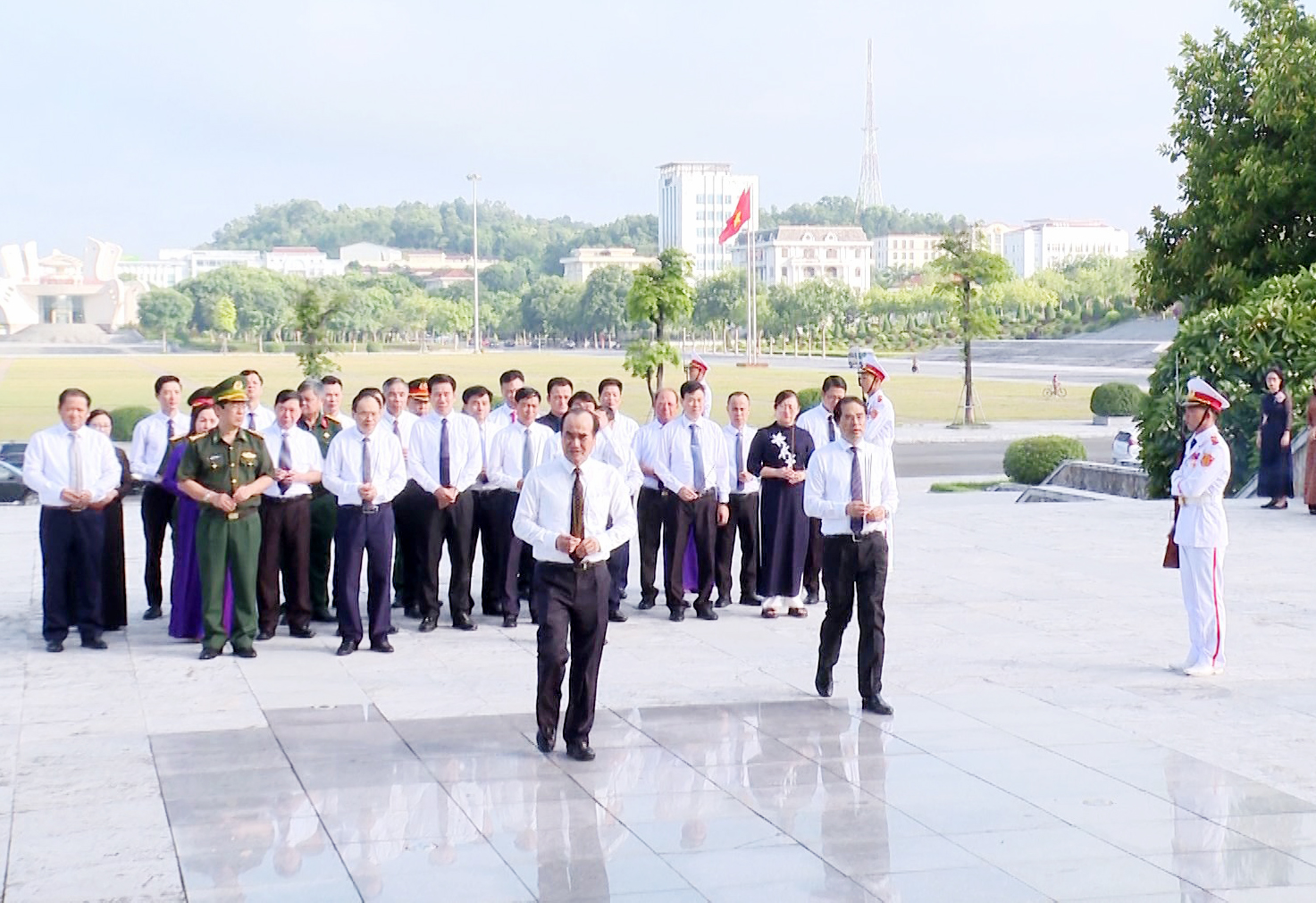 Các đồng chí lãnh đạo tỉnh trong Đoàn đại biểu lần lượt dâng hương tưởng niệm các anh hùng liệt sĩ. z5662451618842_9e9eb07d6932360c5d0d73797519c056.jpg