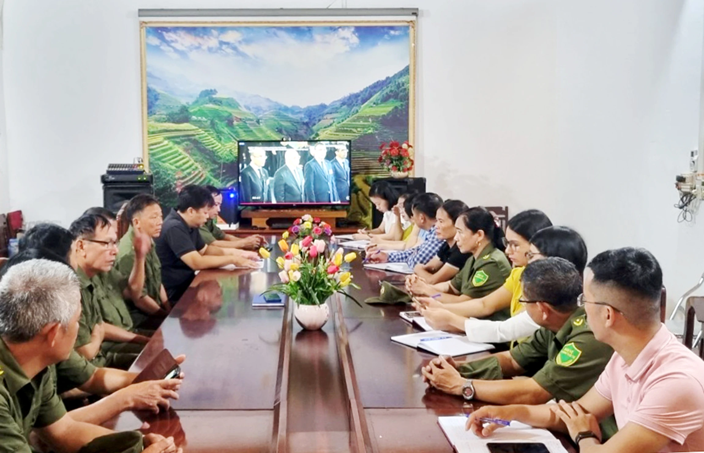 Đảng ủy, UBND xã Gia Phú tổ chức theo dõi tập trung tại trụ sở.