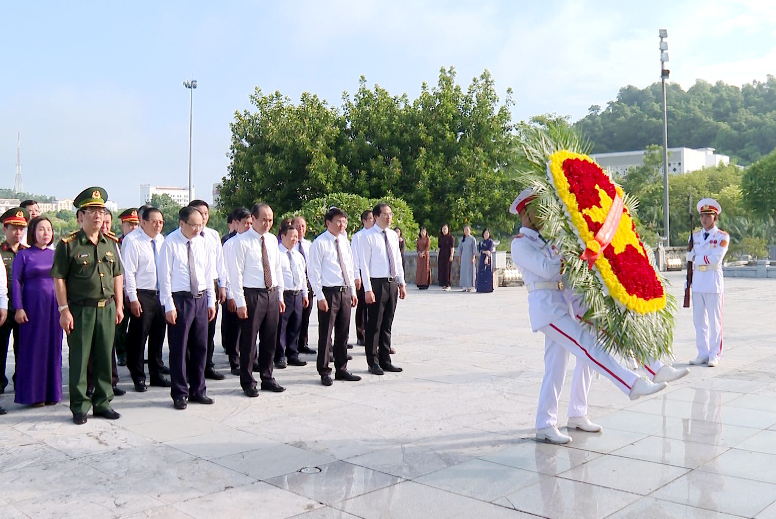Vòng hoa tưởng niệm ghi dòng chữ: "Đời đời nhớ ơn các Anh hùng liệt sĩ". z5662451689983_8692b99f8b77457a76d72bd48361bb60.jpg