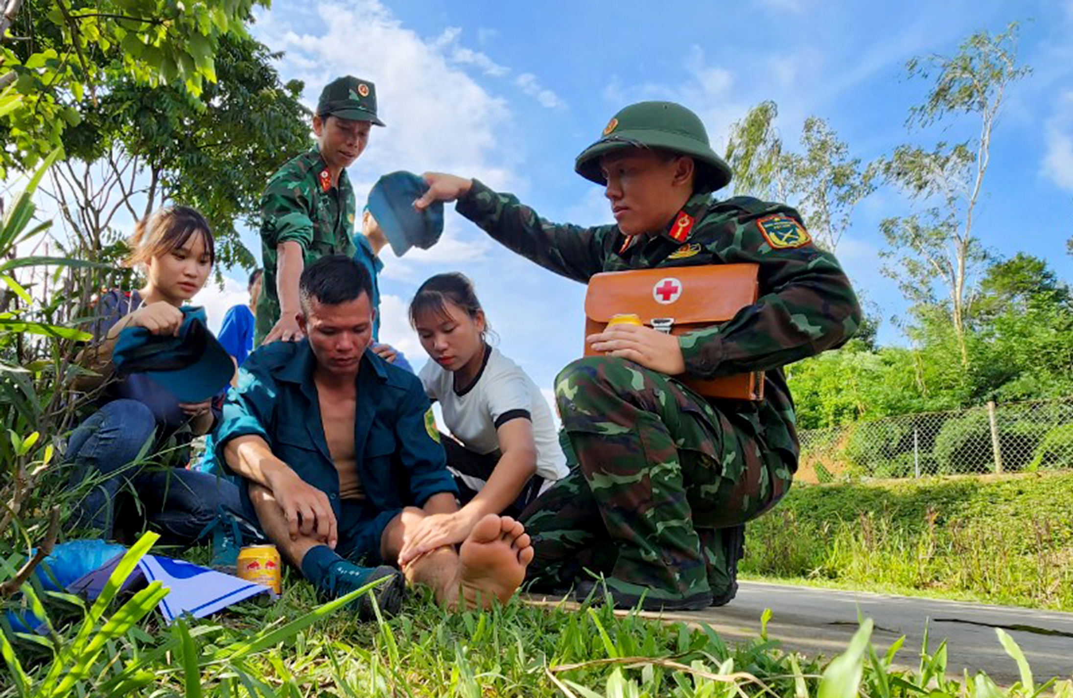 Một vận động viên bị chuột rút sau đường đua được y sĩ và đồng đội chăm sóc. z5580821340039_da02e4fe08c861f311d1210169aad504.jpg