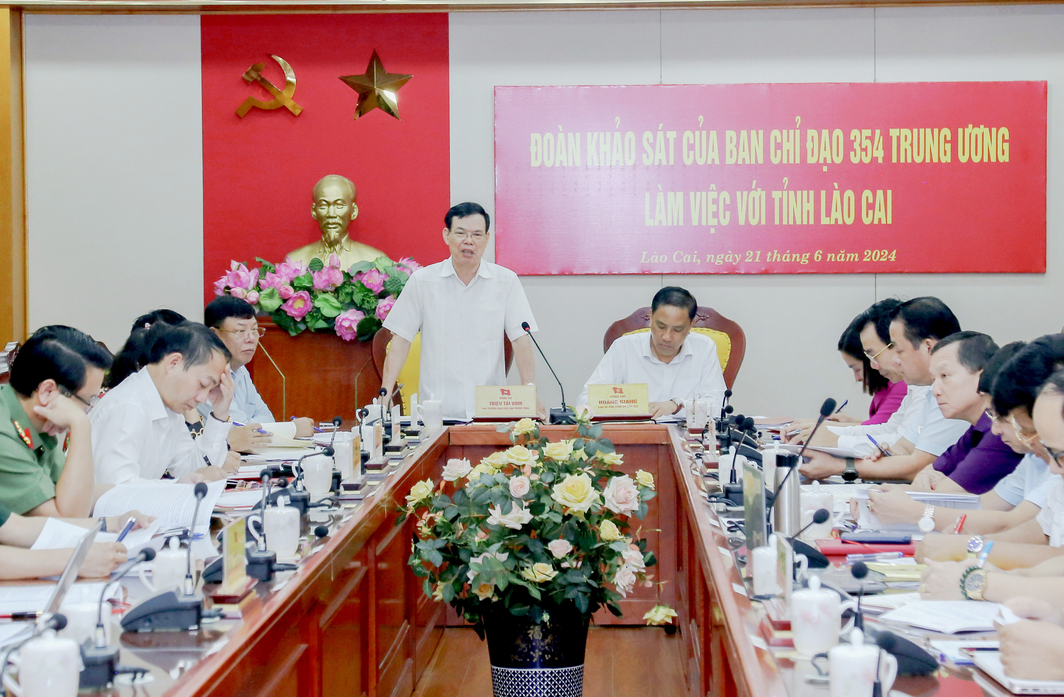 Đồng chí Phó trưởng Ban Dân vận Trung ương Triệu Tài Vinh biểu dương một số cách làm hay của Lào Cai trong thực hiện Đề án 354. IMG_9289 copy.jpg