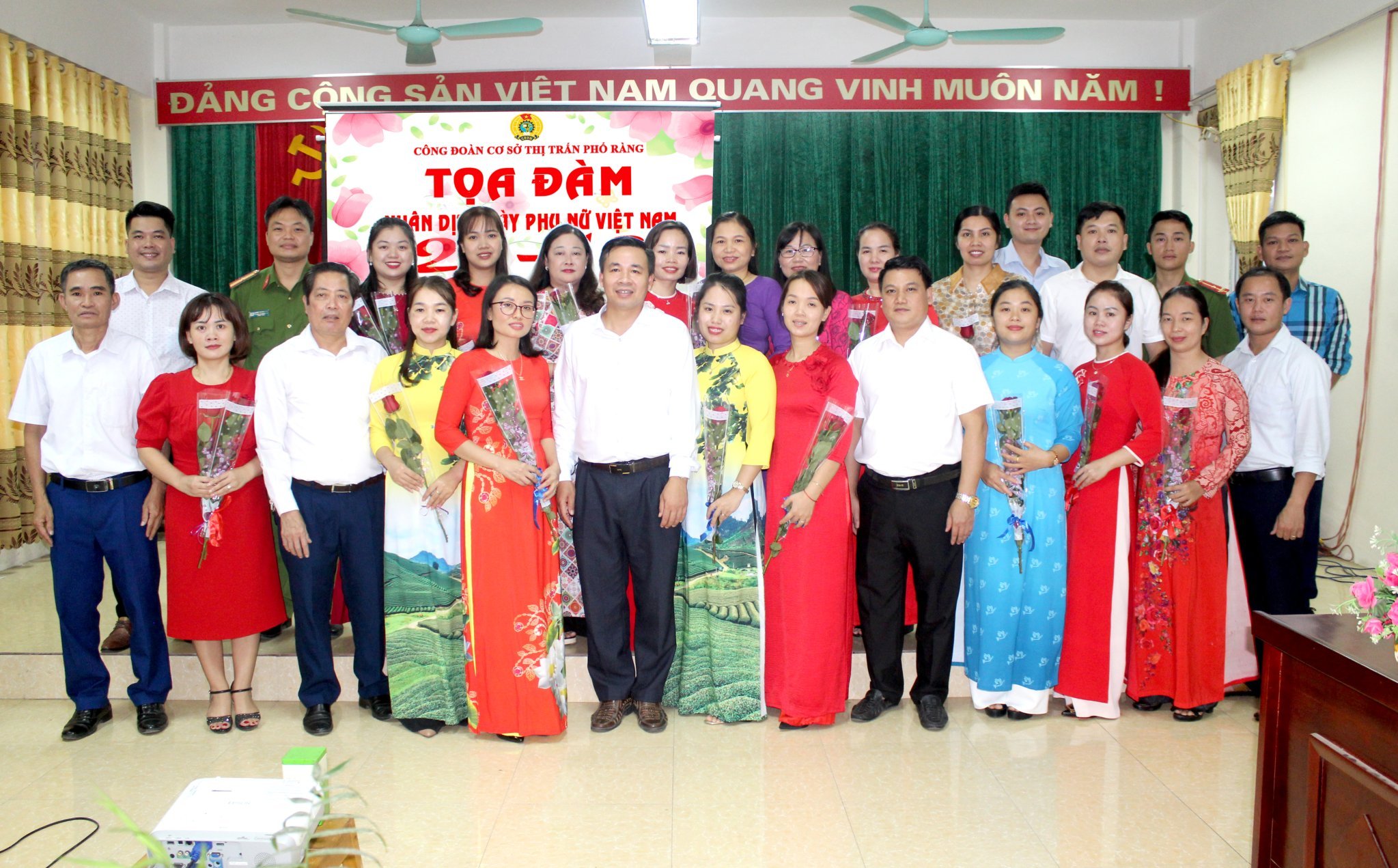 Đảng ủy thị trấn Phố Ràng hết sức coi trọng xây dựng nhân tố con người trong quá trình phát triển. z5441848118113_ef07246145cee7362be02926893ad48a.jpg