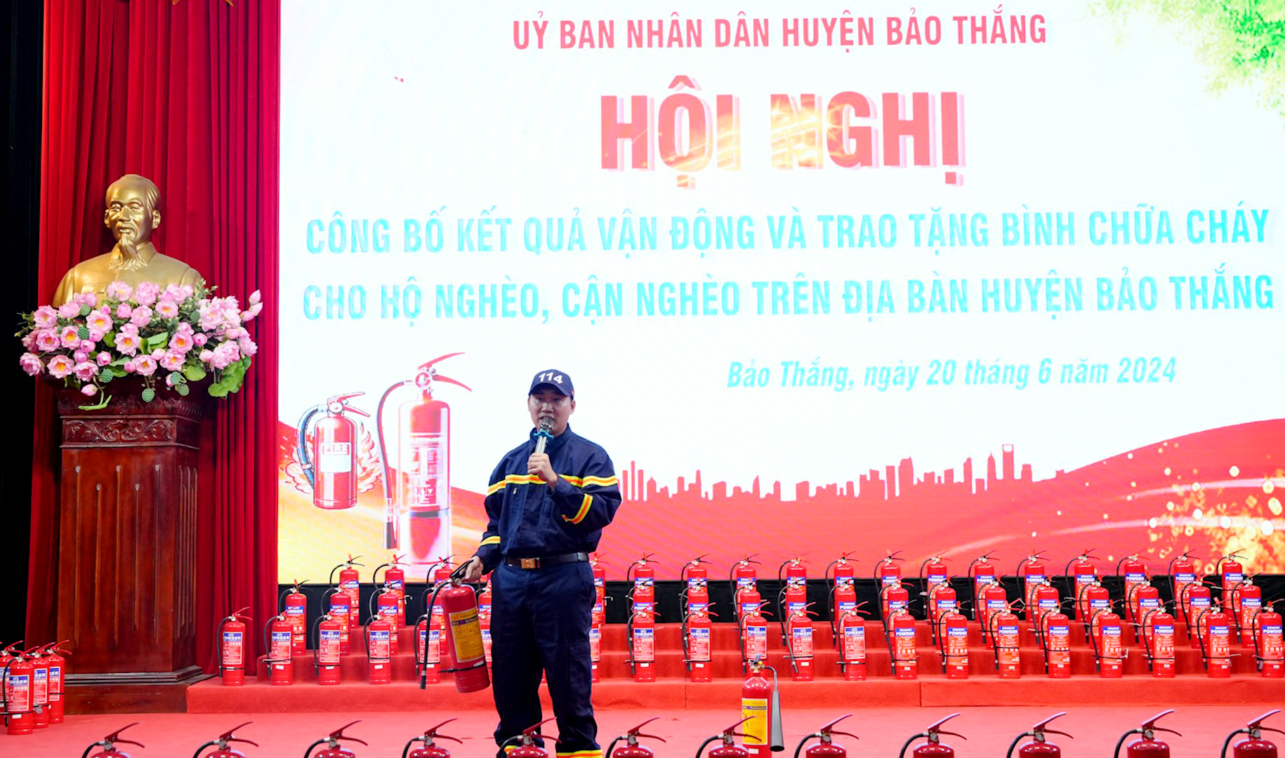 Cán bộ cảnh sát PCCC hướng dẫn cách sử dụng bình chữa cháy hiệu quả, an toàn. z5557397792438_4b36d6cddc2eaf99736ee10f0161f40b.jpg