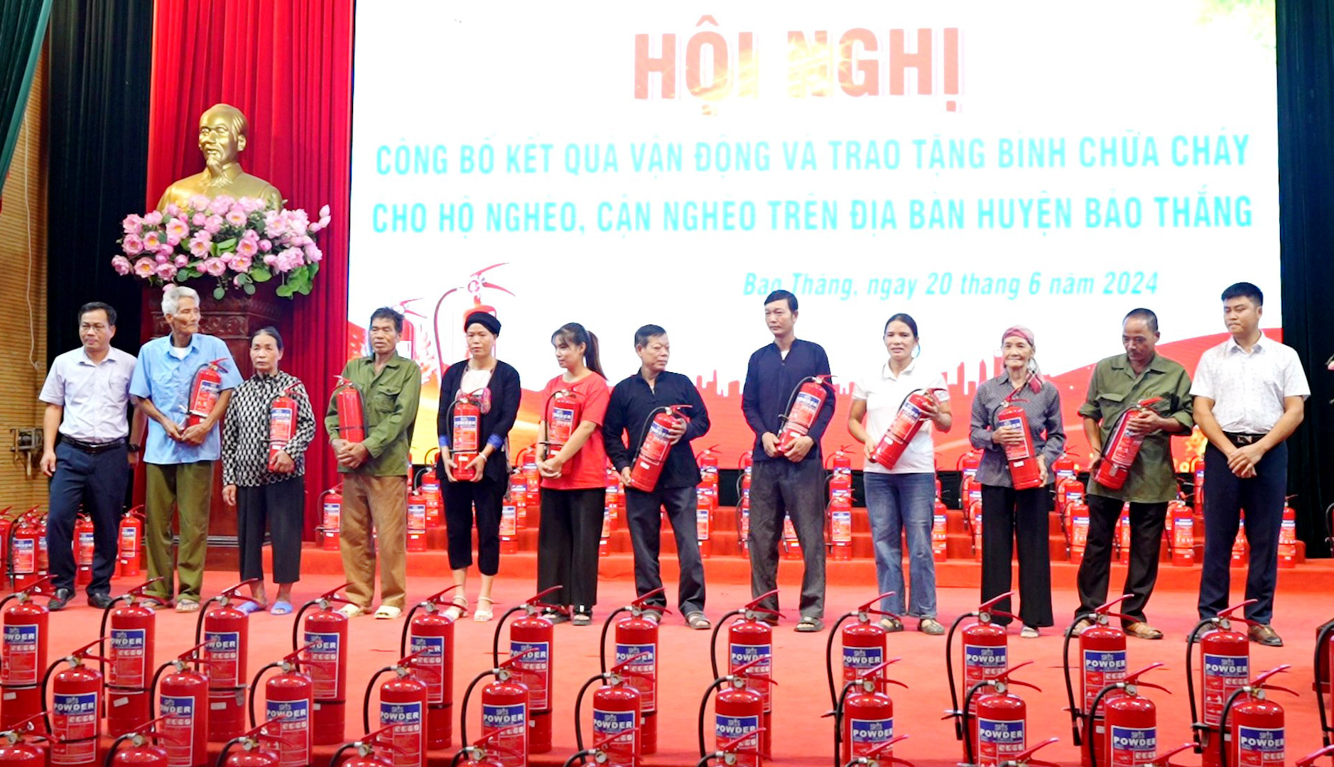 Đại diện các hộ nghèo, hộ cận nghèo nhận bình chữa cháy miễn phí tại buổi lễ. z5557397813810_5cc1607f913eb9d51d673496f68517e3.jpg