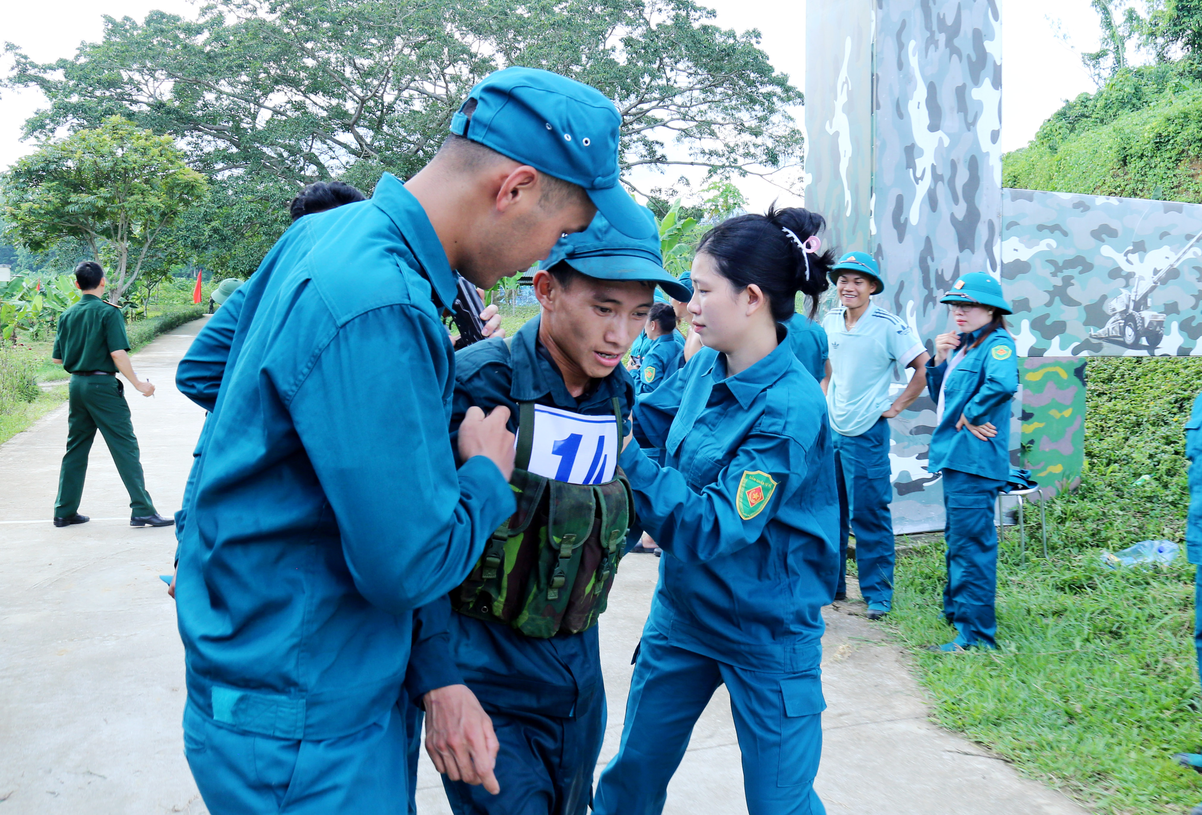 Nam vận động viên chạy vũ trang huyện Bát Xát được đồng đội hỗ trợ sau khi nỗ lực vượt đường đua bê tông dài 3.000 mét dưới cái nóng mùa hè. IMG_9964.JPG
