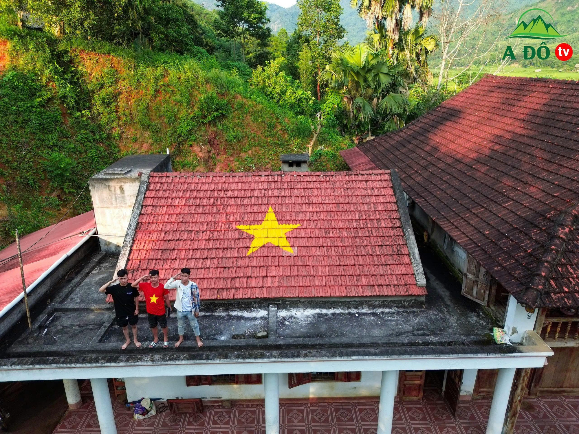 Giới trẻ Lào Cai biến “Mỗi mái nhà là một lá cờ Tổ quốc”