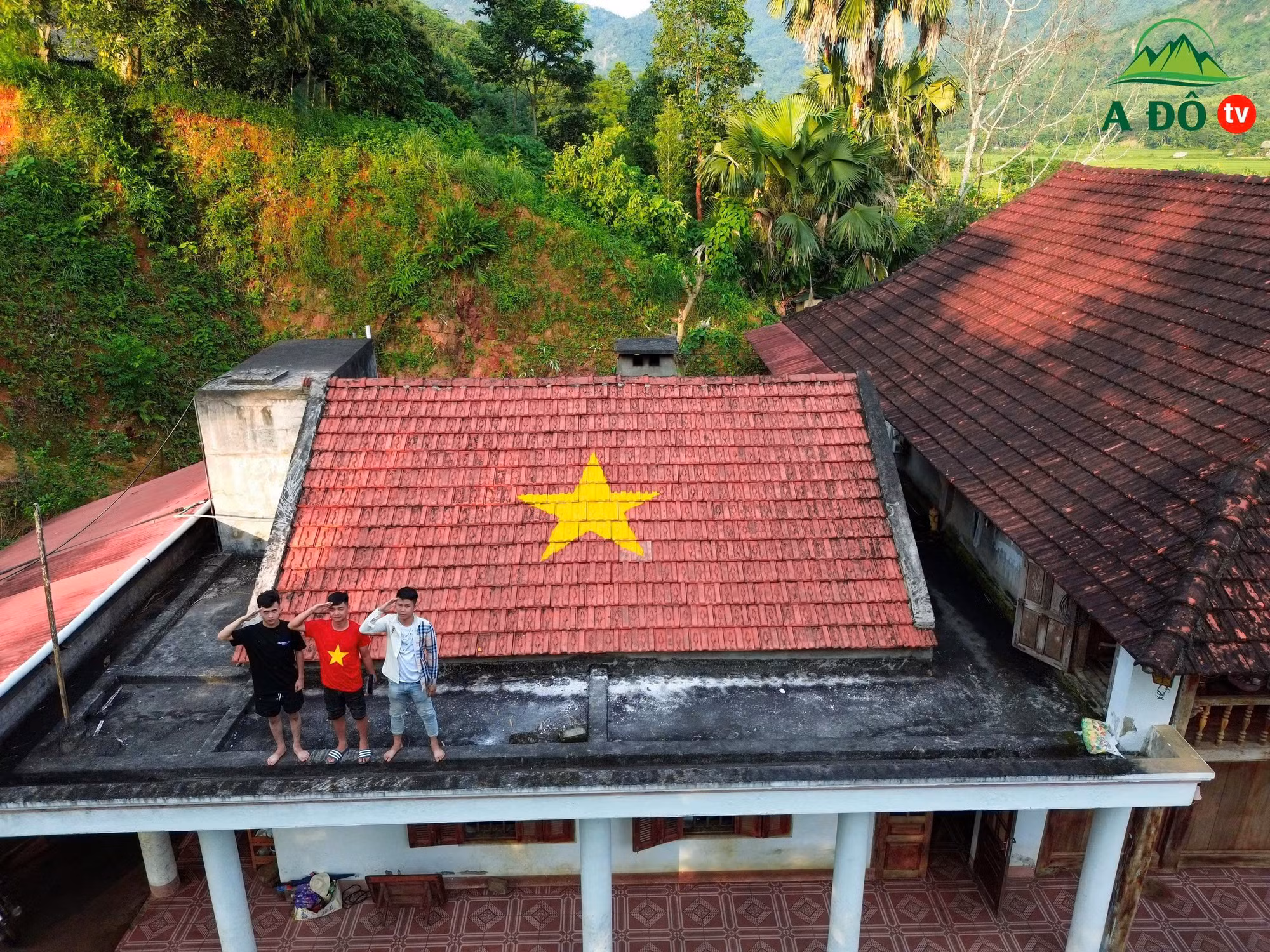 Giới trẻ Lào Cai biến “Mỗi mái nhà là một lá cờ Tổ quốc”