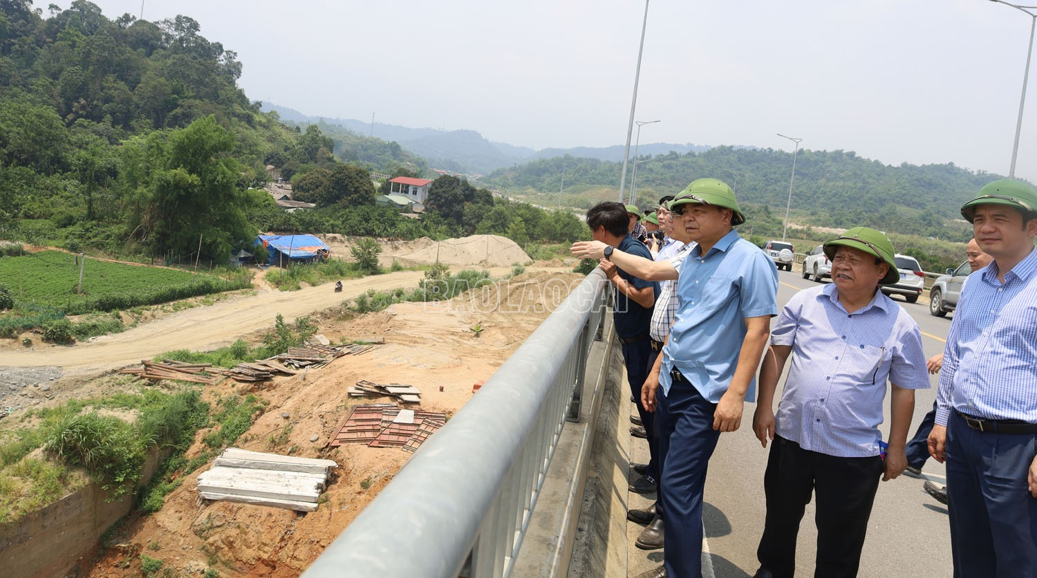 Kiểm tra công trình kè sông Hồng giai đoạn 2, tại phường Xuân Tăng, thành phố Lào Cai. baolaocai-c_7.jpg