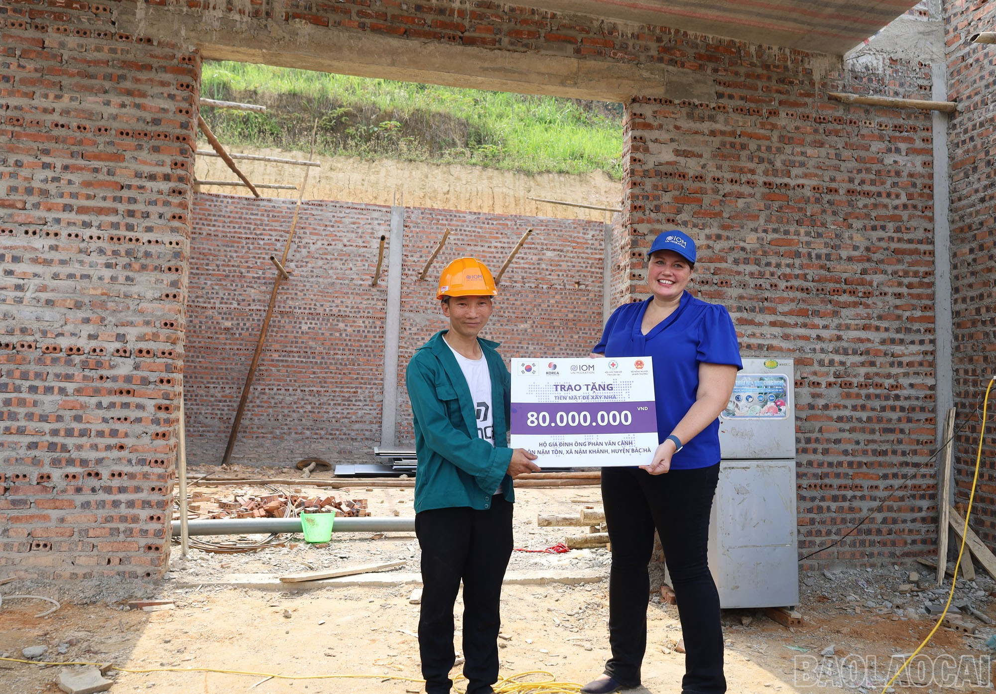 Tổ chức Di cư quốc tế (IOM) trao hỗ trợ tái thiết nhà ở cho hộ dân xã Nậm Khánh, huyện Bắc Hà. baolaocai-br_3.jpg