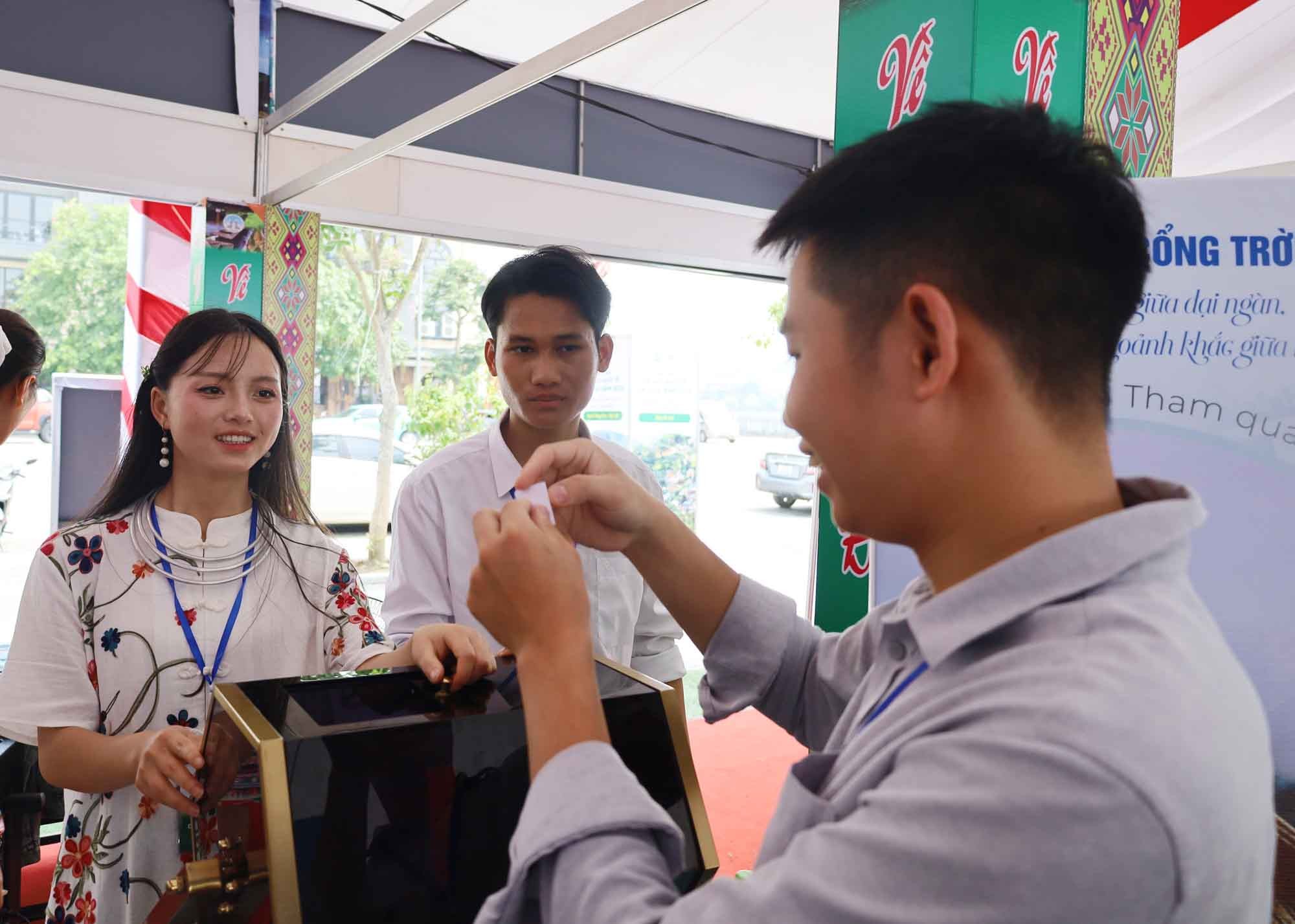 Khách hàng bốc thăm tại các gian hàng. 4.jpg