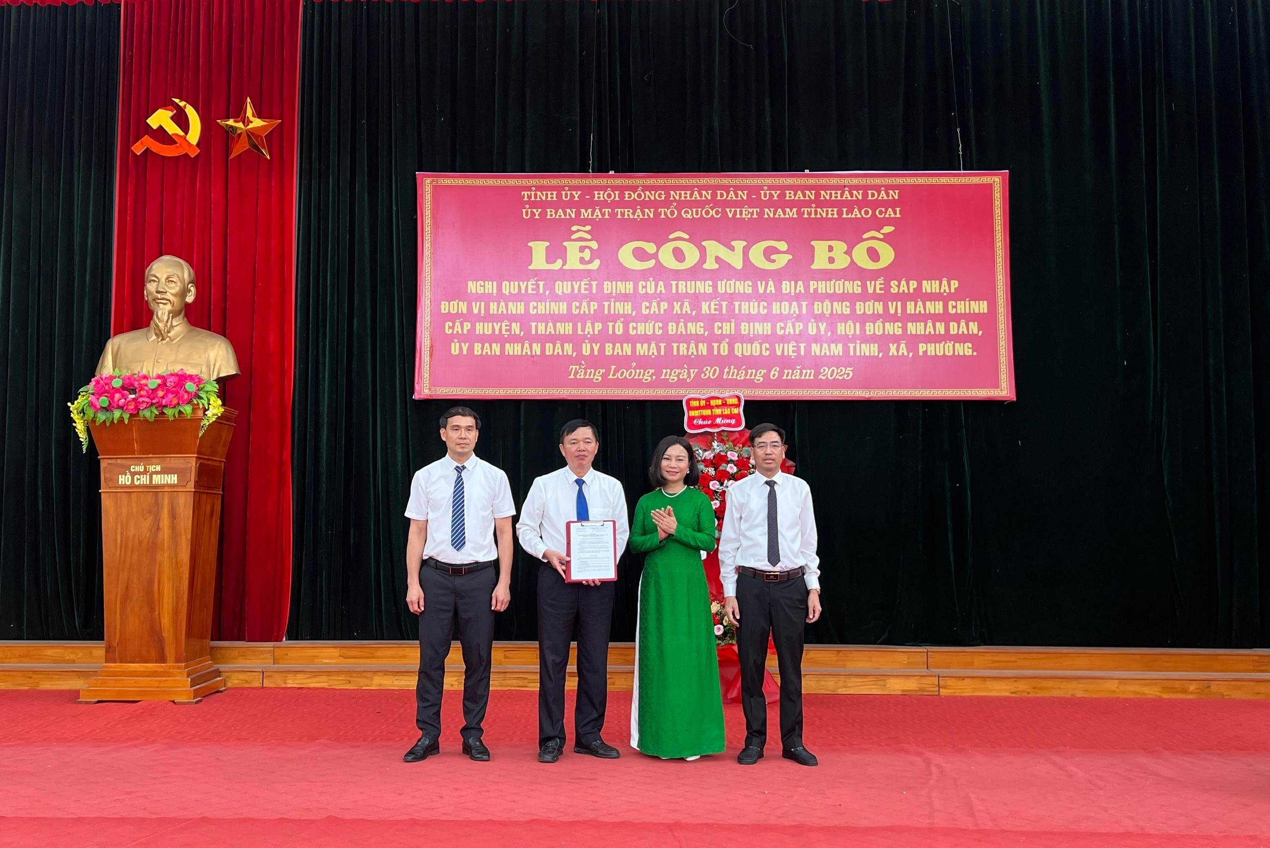 Trao các quyết định công tác cán bộ xã Tằng Loỏng. q1.jpg