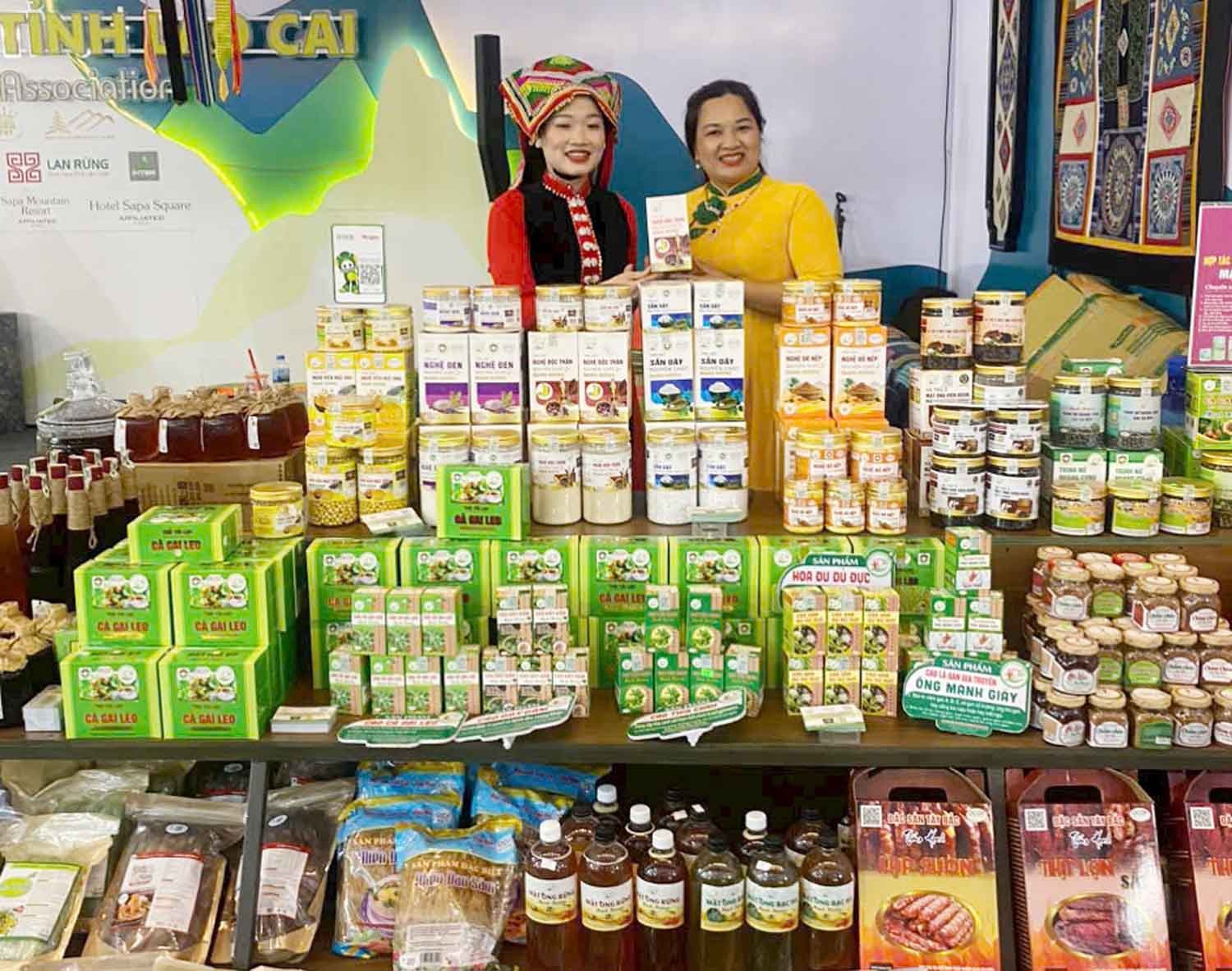 Nhiều sản phẩm OCOP được tiêu thụ rộng rãi trên thị trường. cac-chu-the-ocop-duoc-ho-tro-tham-gia-cac-hoi-cho-quang-ba-san-pham.jpg