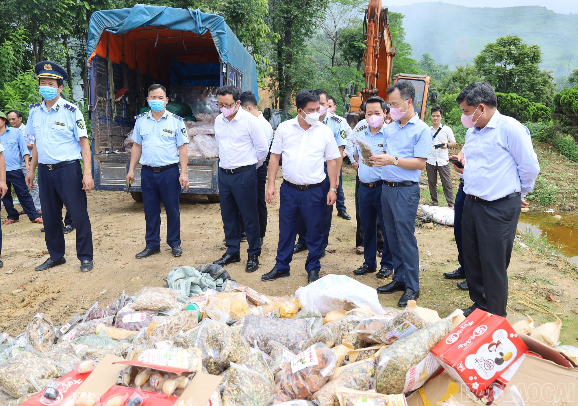 Tổ công tác kiểm tra công tác tiêu hủy hàng hóa không rõ nguồn gốc. baolaocai-br_7-35.jpg