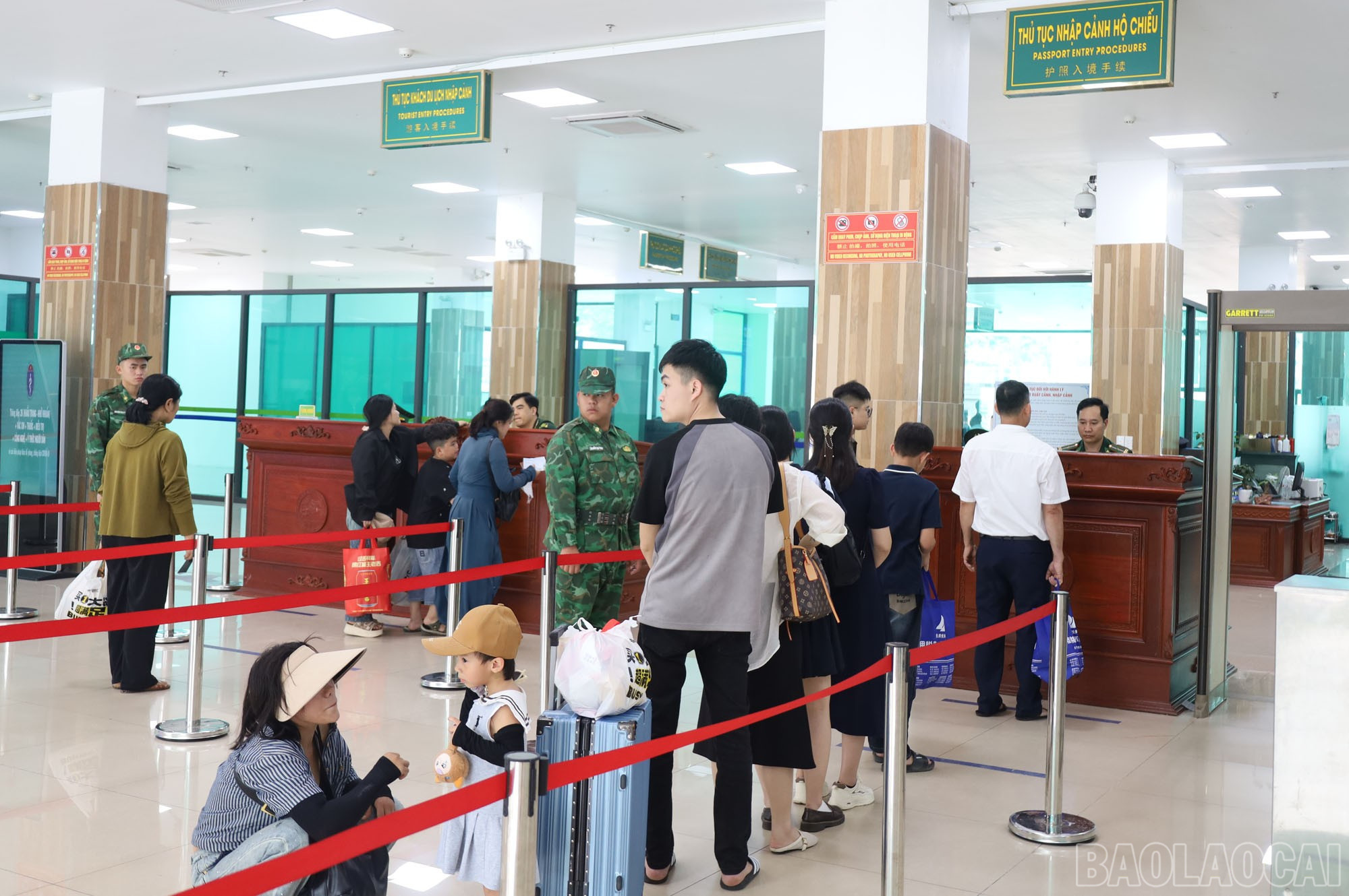 Hoạt động xuất - nhập cảnh diễn ra bình thường. baolaocai-br_4-2304.jpg