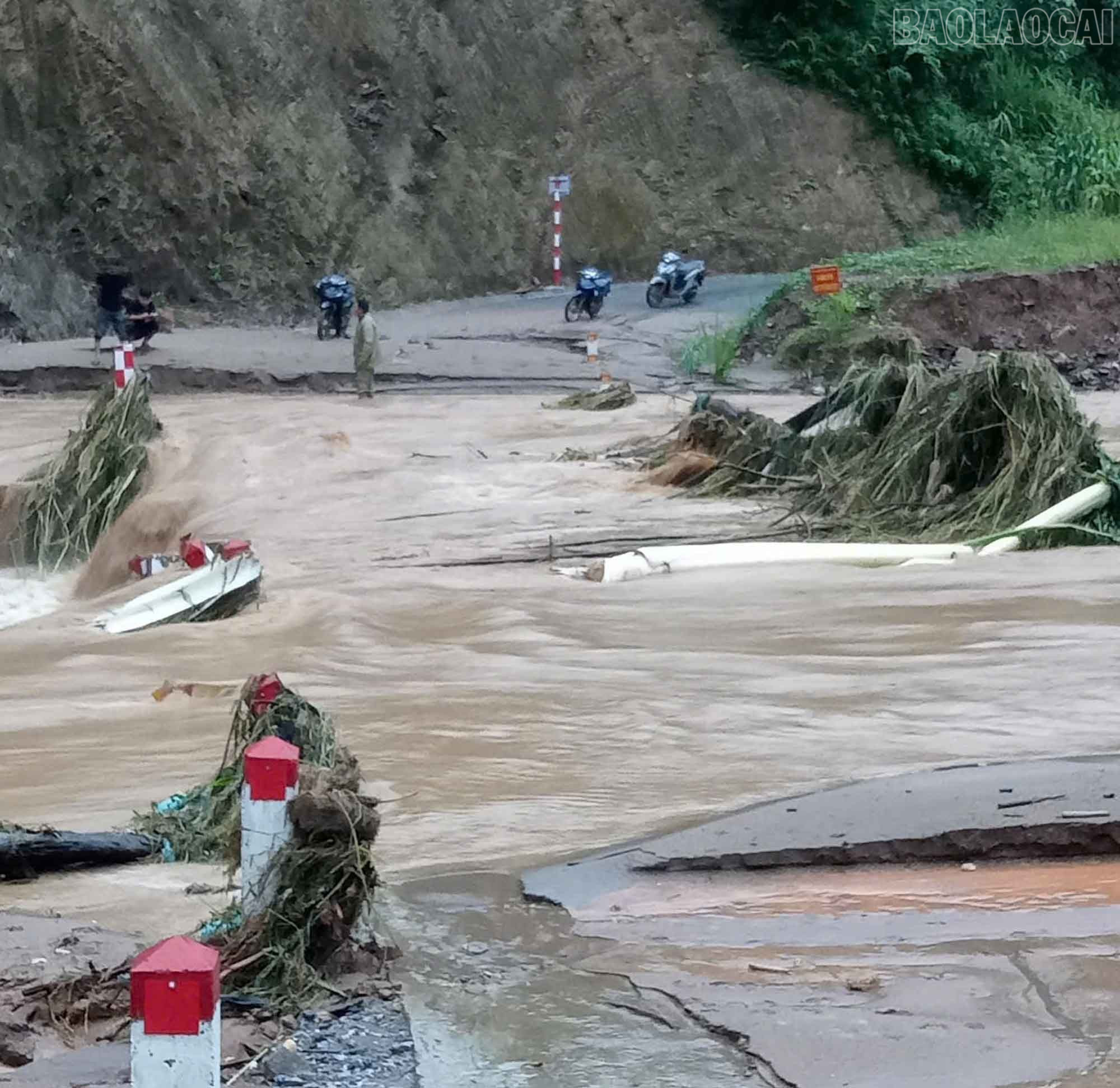 Nhiều tuyến đường bị sạt lở gây chia cắt giao thông.