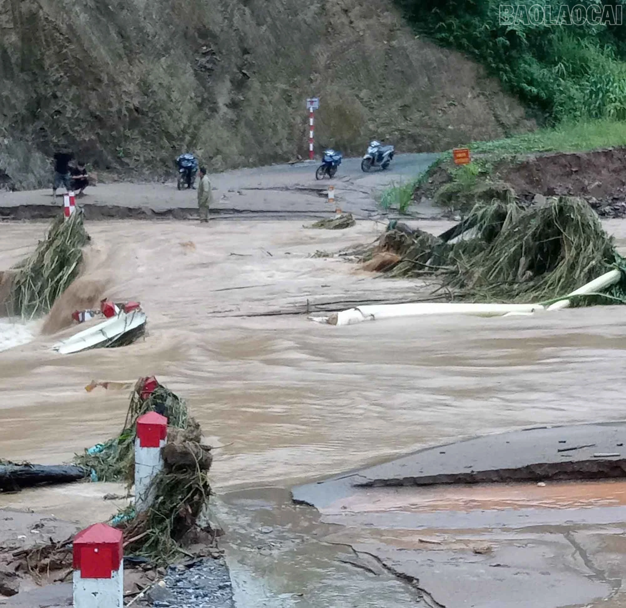 Nhiều tuyến đường bị sạt lở gây chia cắt giao thông.