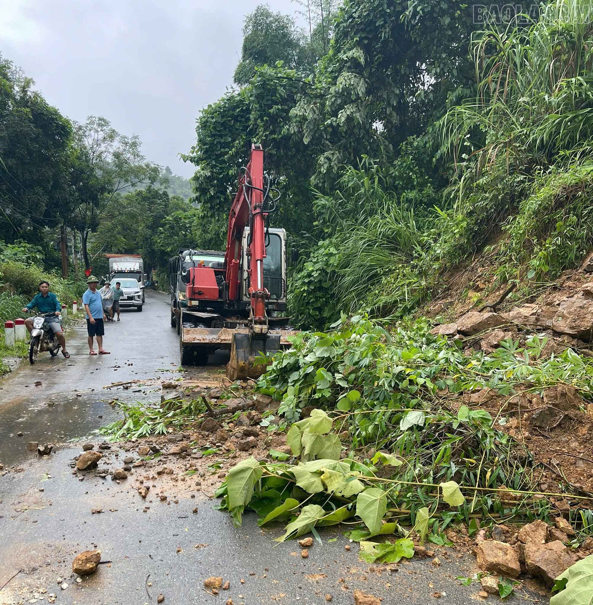 Lực lượng chức năng xã Phúc Khánh khẩn trương khắc phục hậu quả mưa bão.