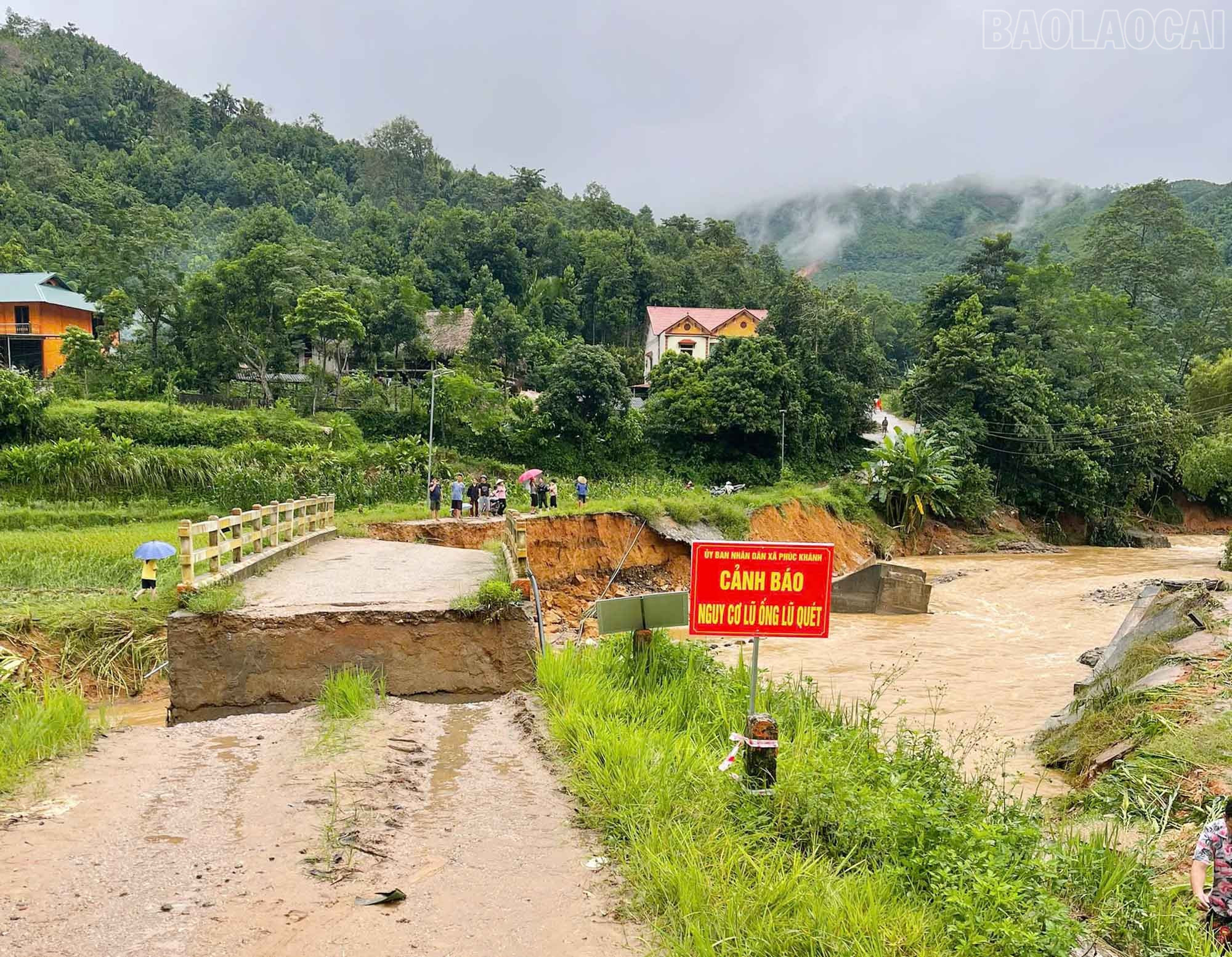 Cầu thôn Làng Đẩu, xã Phúc Khánh bị hư hỏng nặng, không thể khắc phục. baolaocai-tr_4.jpg