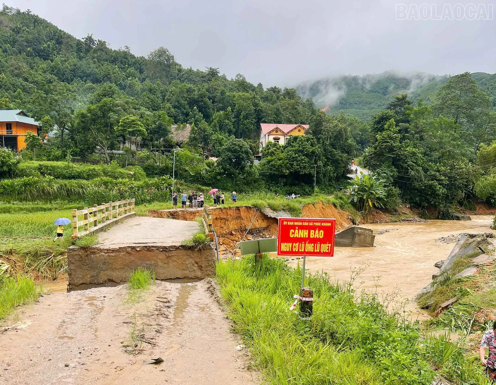 Cầu vào thôn Làng Đẩu bị trôi mố cầu, chia cắt giao thông hoàn toàn.