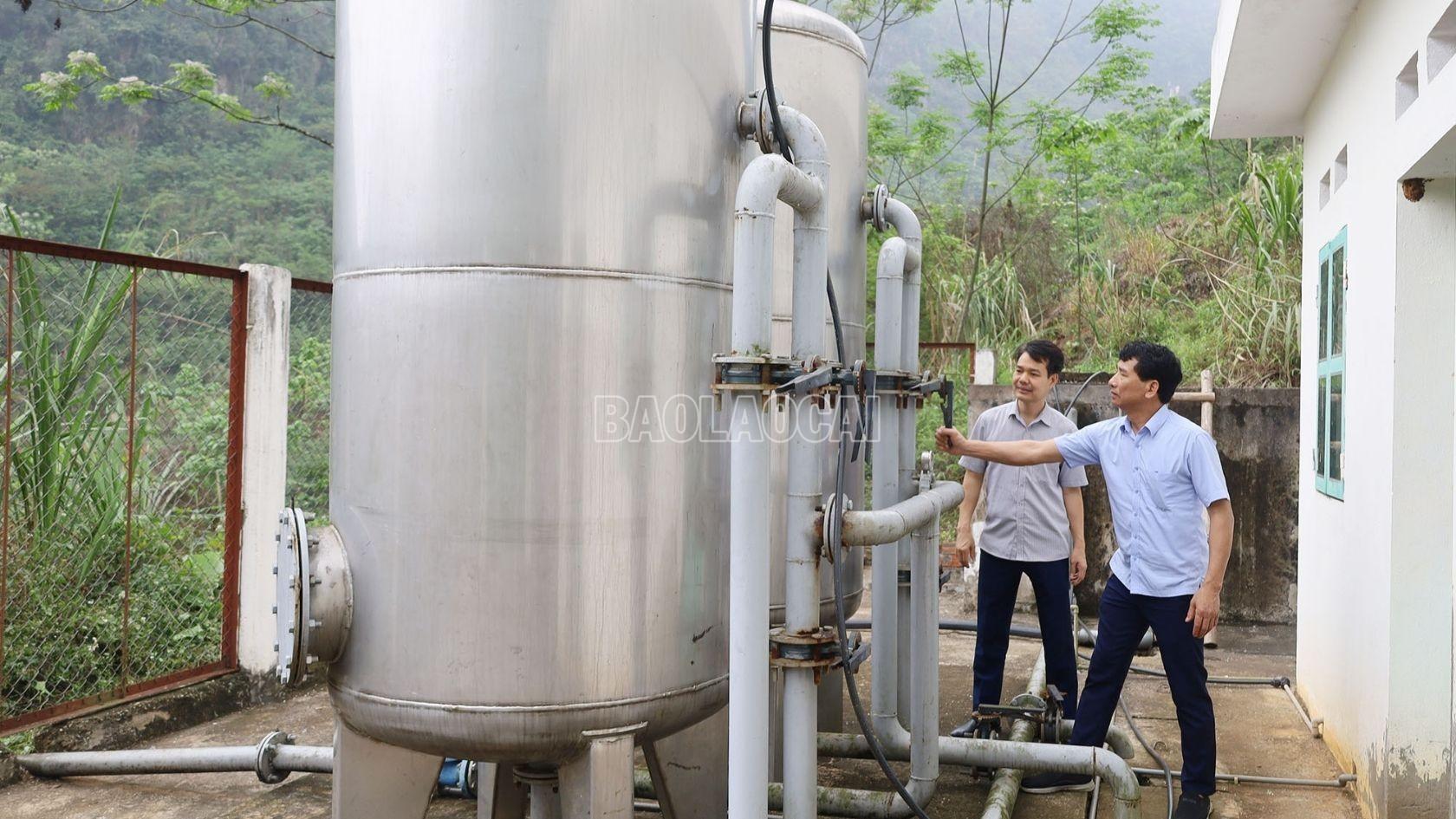 Centralized water supply project in Bao Yen district. baolaocai-c_thoi-hon-vao-go-tap.jpg