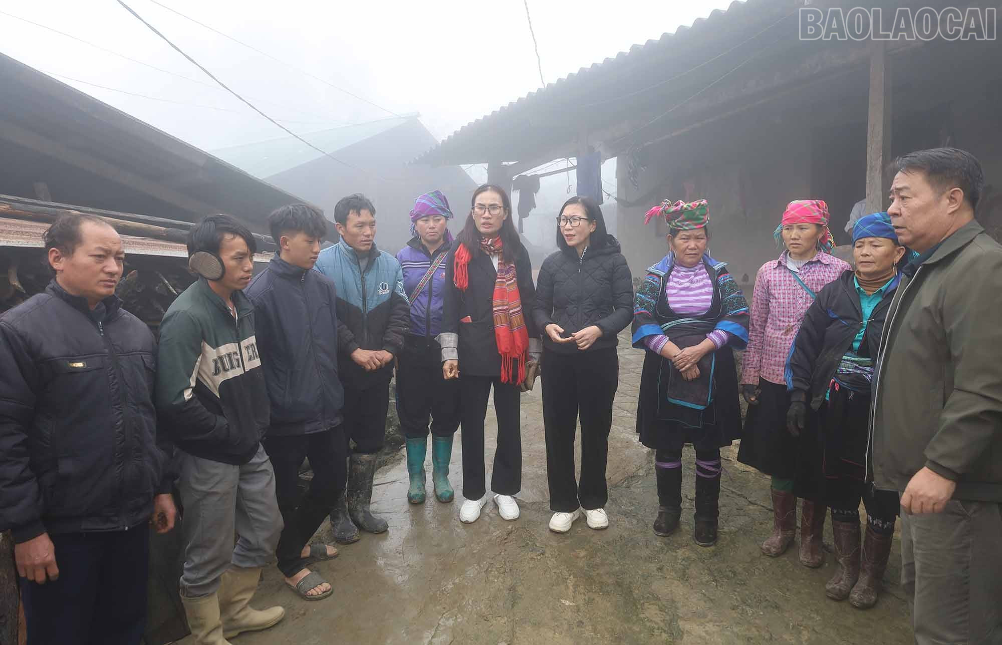 Cán bộ Trung tâm Khuyến nông và Dịch vụ nông nghiệp tỉnh chia sẻ với người dân về chăn nuôi lợn nái sinh sản theo hướng an toàn sinh học. baolaocai-tr_4.jpg