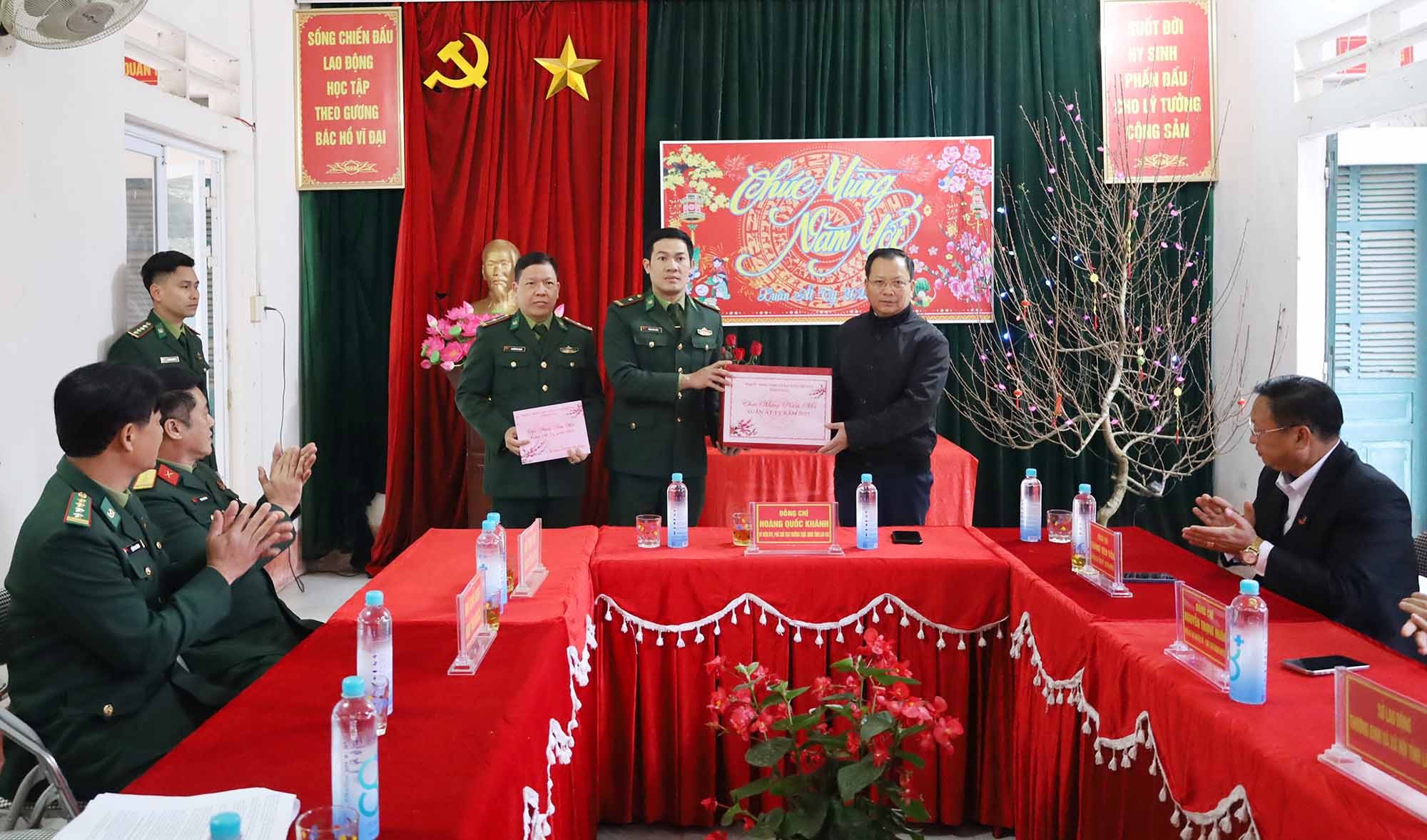 Tặng quà cán bộ, chiến sĩ Đại đội Cơ động (Bộ Chỉ huy Bộ đội Biên phòng tỉnh). cd.jpg