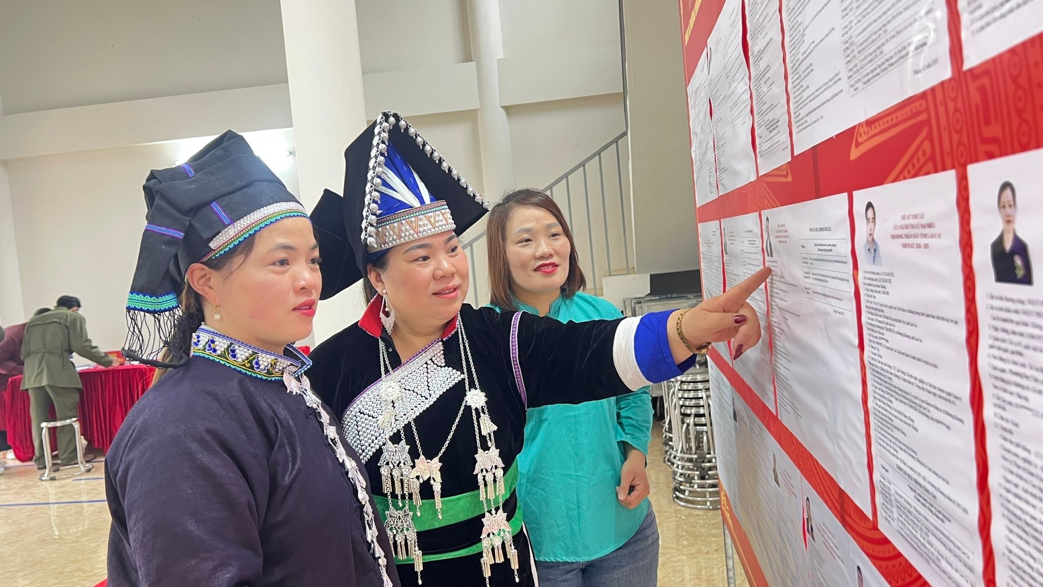 Cử tri xem danh sách ứng cử viên trước khi thực hiện bỏ phiếu.