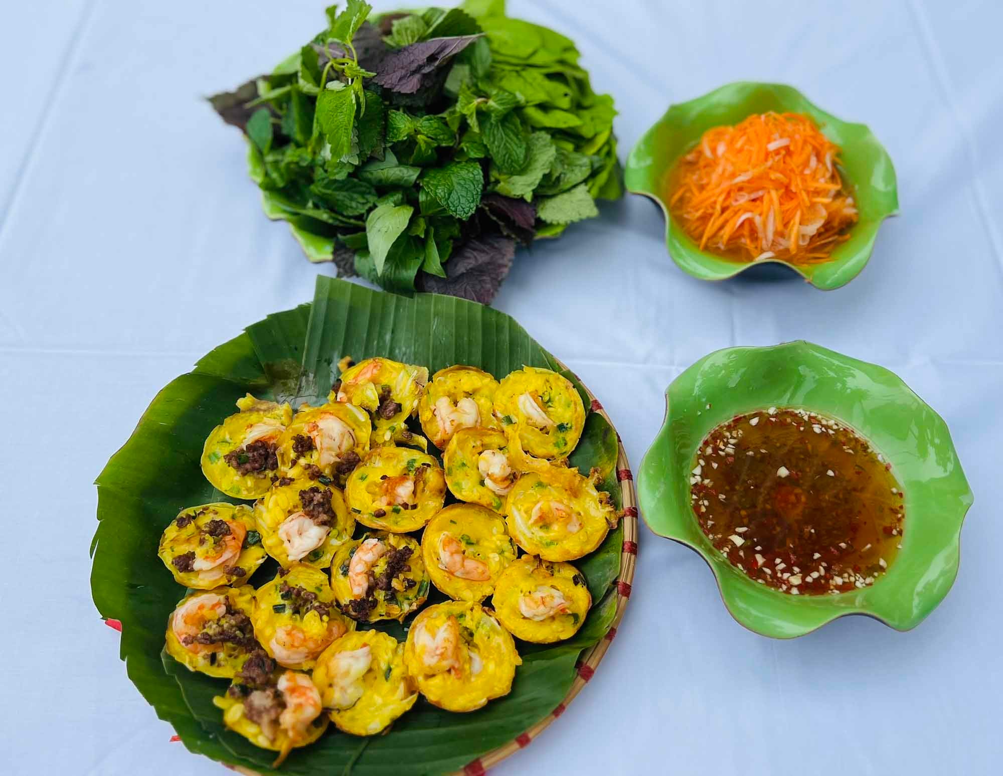 Giảng viên và sinh viên khoa Du lịch, Trường Cao đẳng Lào Cai thực hành chế biến món ăn. a55.jpg