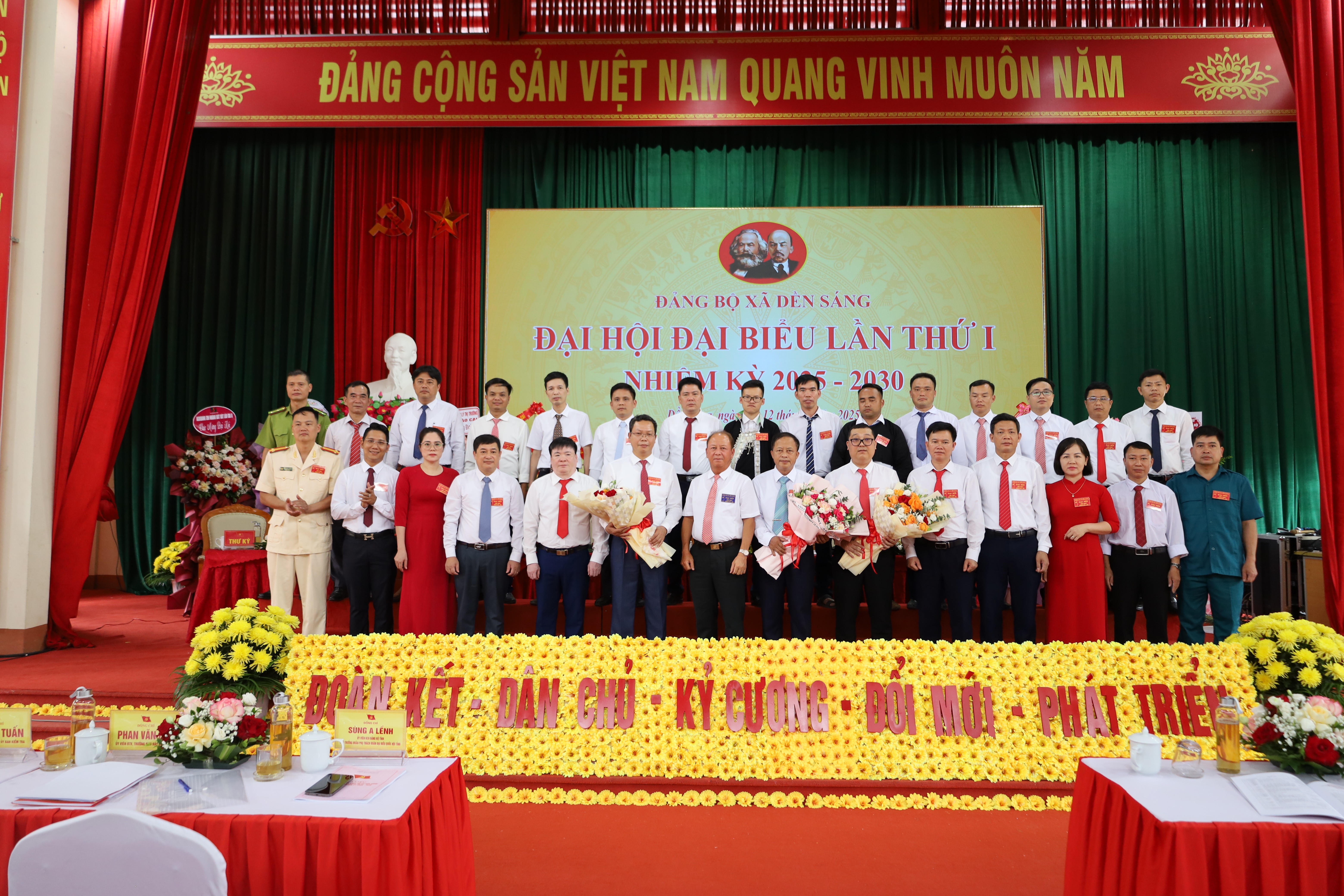 Ban Chấp hành Đảng bộ xã Dền Sáng nhiệm kỳ 2025 - 2030 ra mắt đại hội. d2.jpg