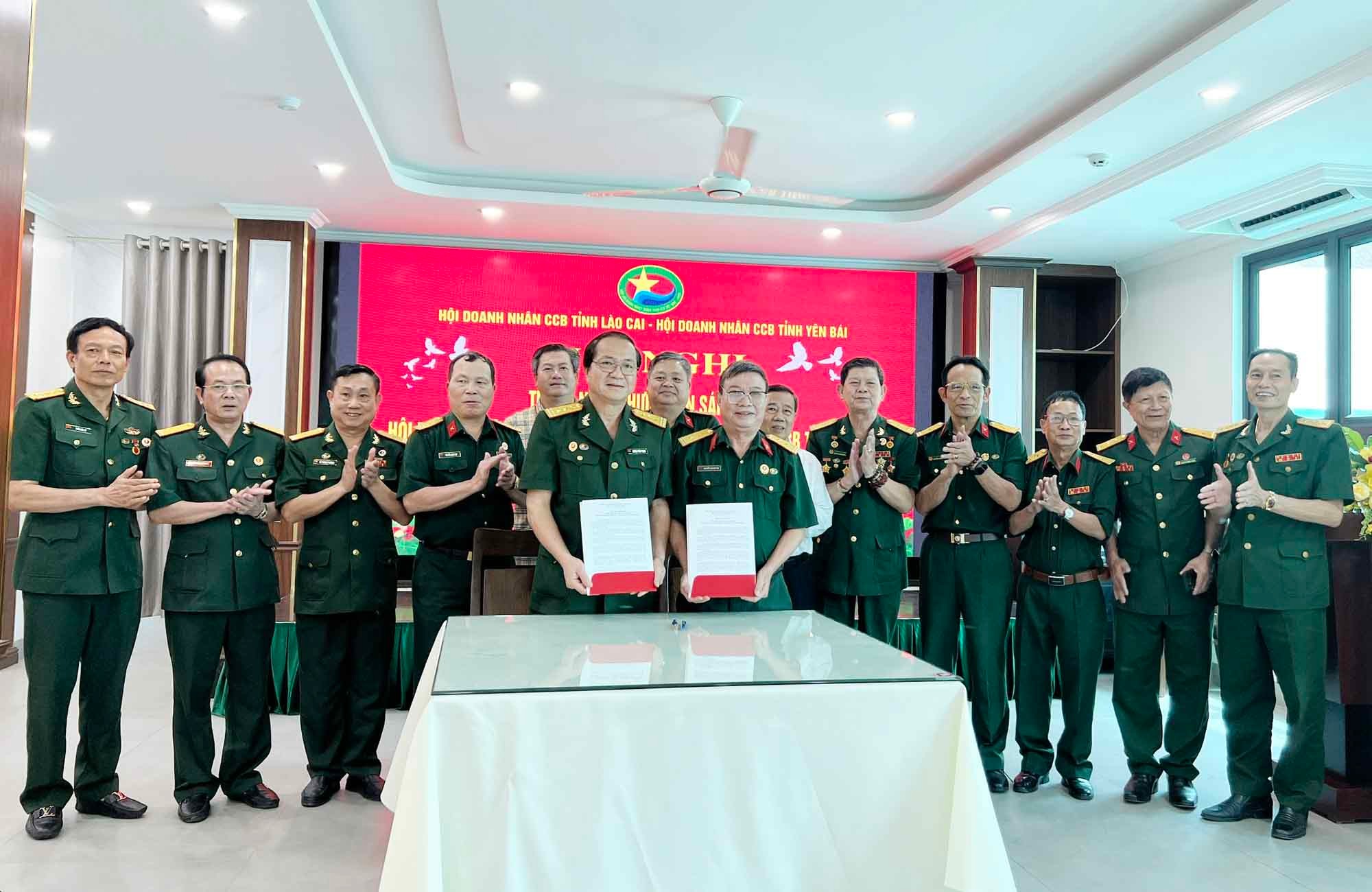 Đại diện Hội Doanh nhân cựu chiến binh tỉnh Lào Cai và Hội Doanh nhân cựu chiến binh tỉnh Yên Bái ký Biên bản thống nhất phương án hợp nhất. cb.jpg