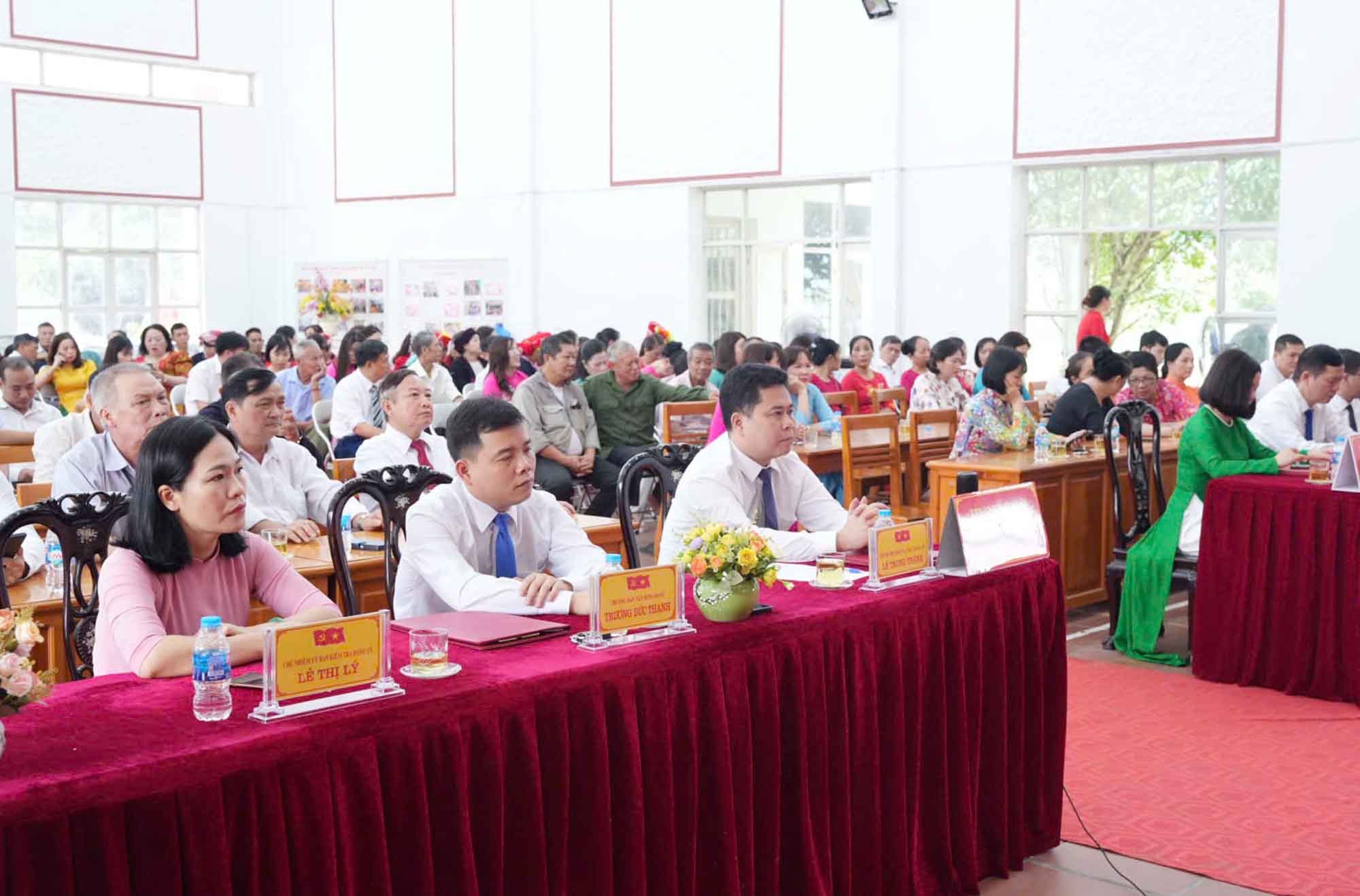 Các đại biểu tham dự buổi lễ. a.jpg