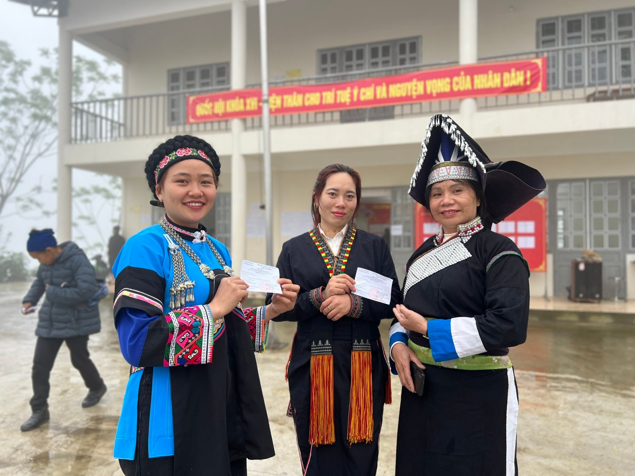 Cử tri phấn khởi sau khi hoàn thành việc bỏ phiếu.