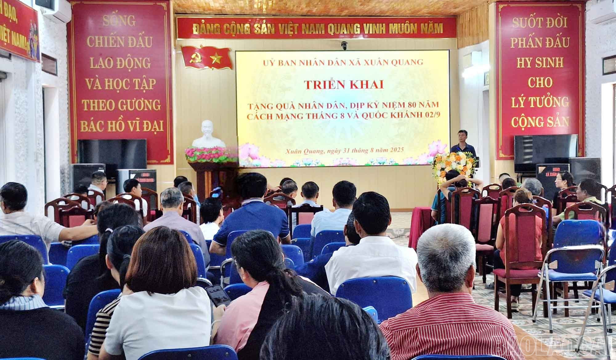 Xã Xuân Quang triển khai tặng quà cho Nhân dân, dịp kỷ niệm 80 năm Cách mạng Tháng Tám và Quốc khánh 2/9. baolaocai-br_1.jpg