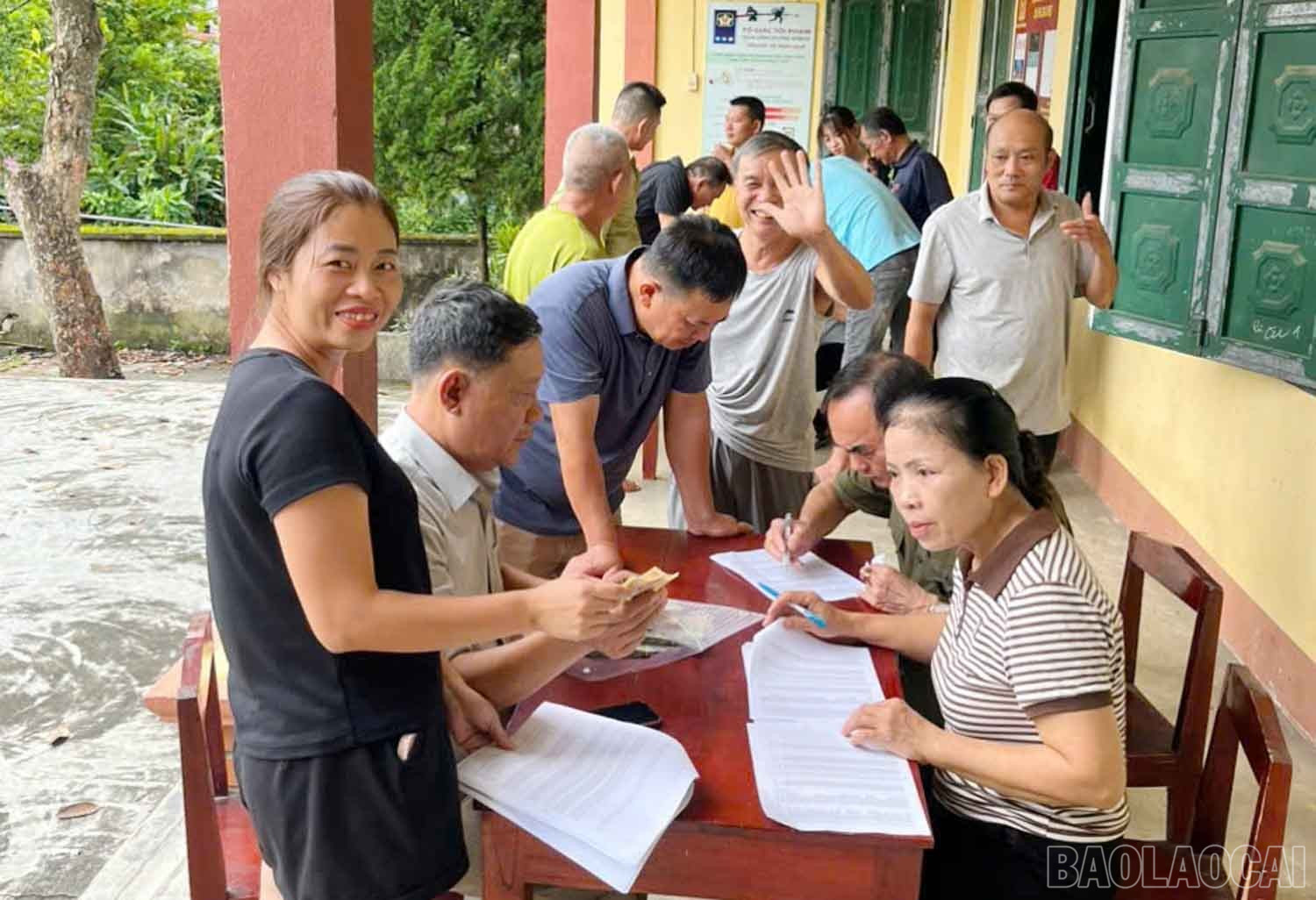 Nhân dân phấn khởi nhận quà của Đảng, Nhà nước trao tặng. baolaocai-br_6.jpg