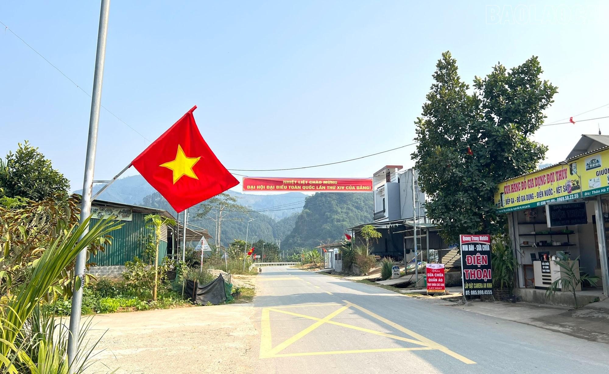 Trên tuyến đường trục chính của xã, băng rôn, khẩu hiệu chào mừng đại hội được treo trang trọng, hai bên đường rực rỡ sắc đỏ của cờ Tổ quốc.