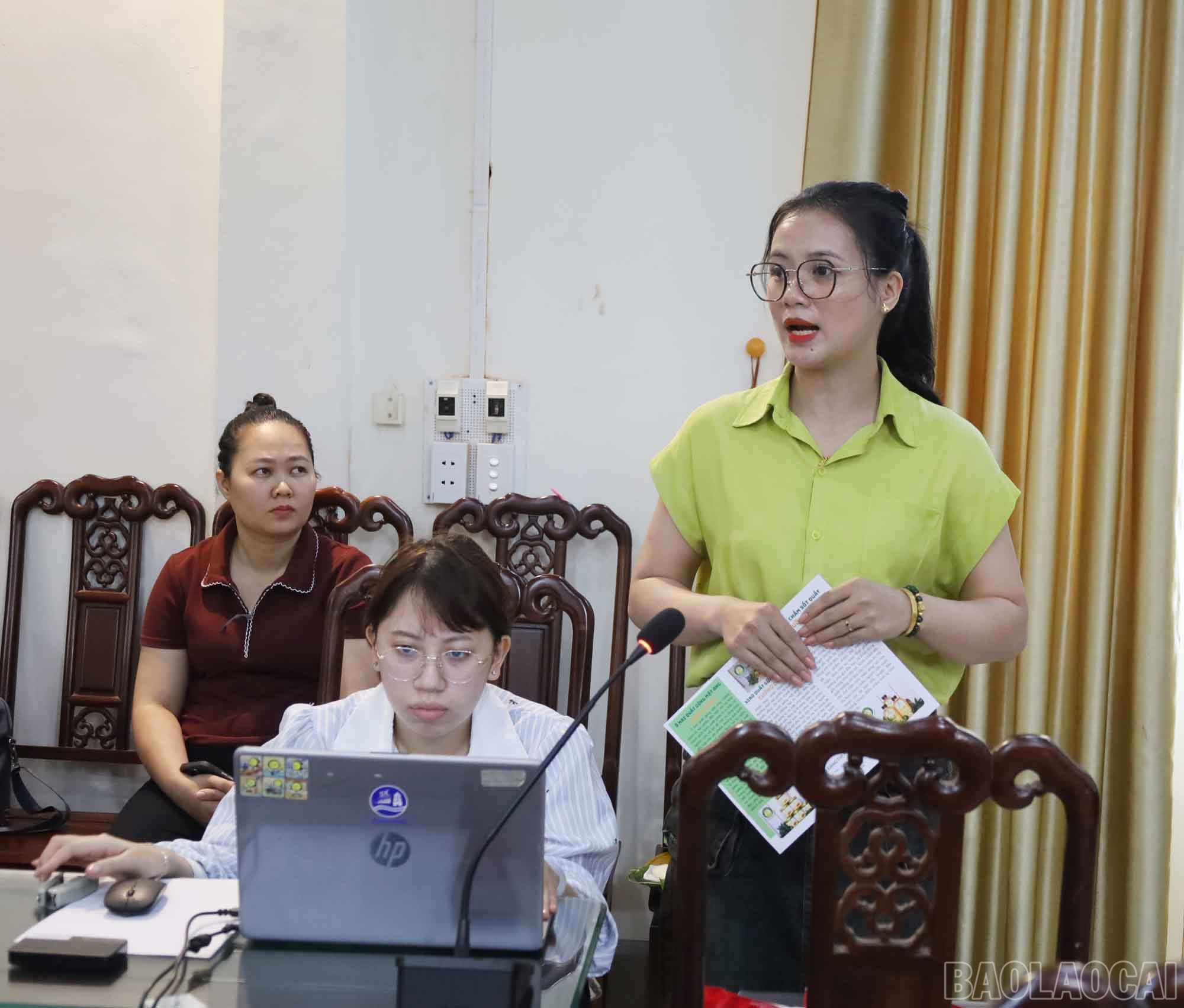 Chủ thể có sản phẩm tham gia đánh giá OCOP giới thiệu về sản phẩm. baolaocai-br_6.jpg