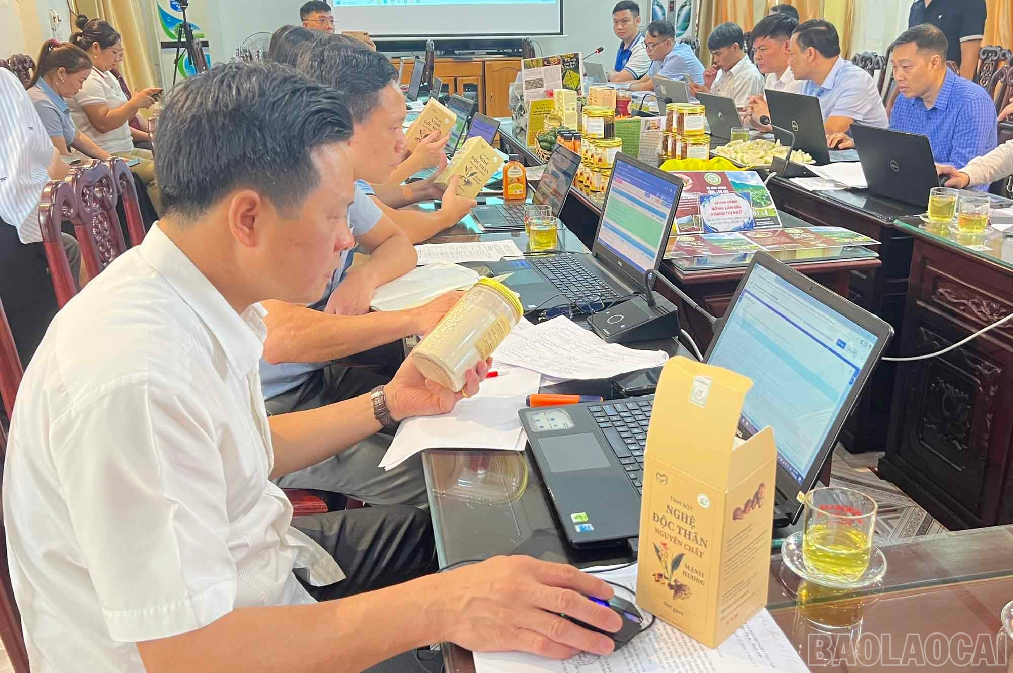 Thành viên Hội đồng đánh giá, phân hạng sản phẩm OCOP huyện Bảo Thắng chấm điểm các sản phẩm. baolaocai-br_5.jpg