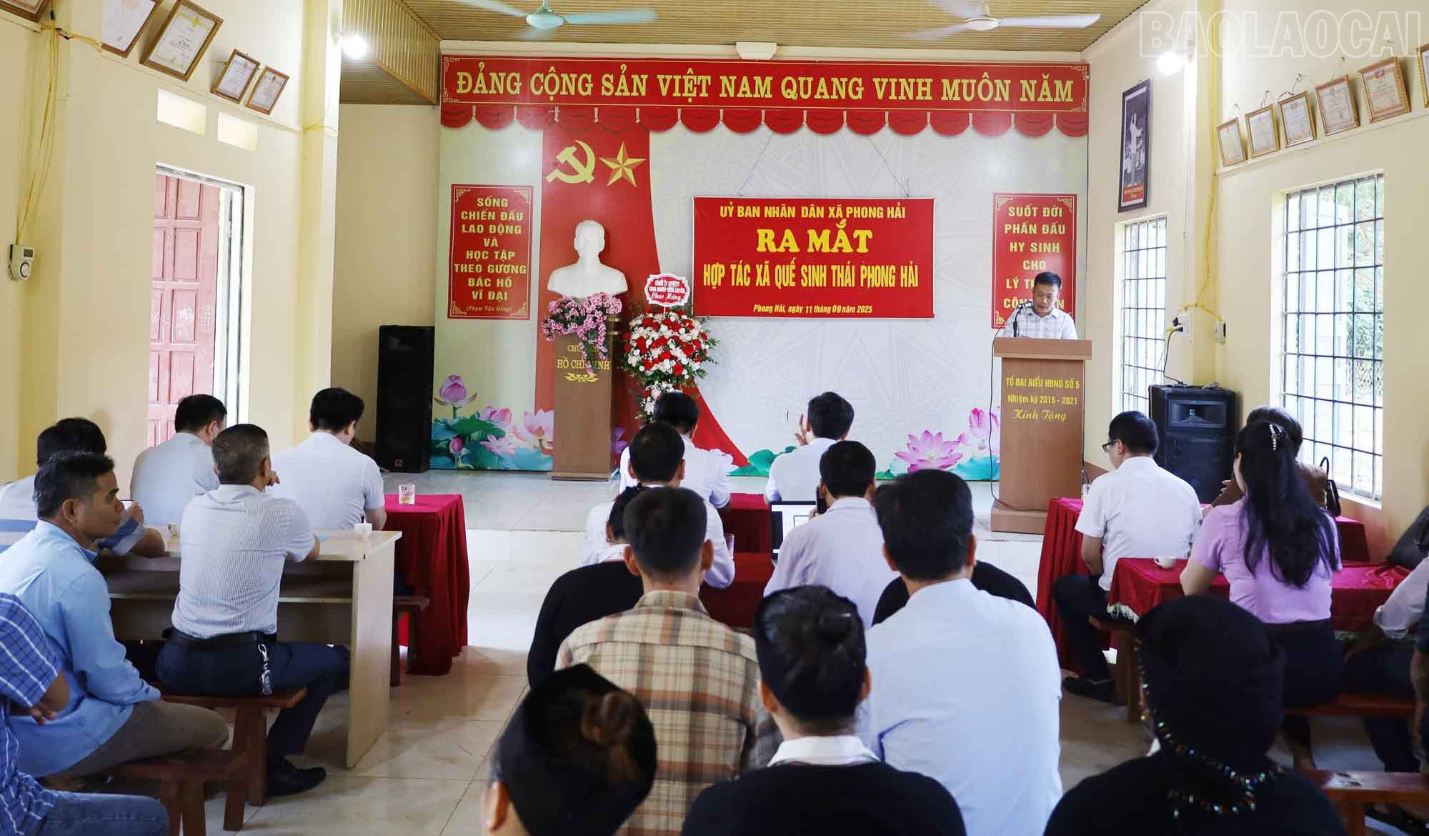 Quang cảnh buổi ra mắt. baolaocai-tr_a3.jpg