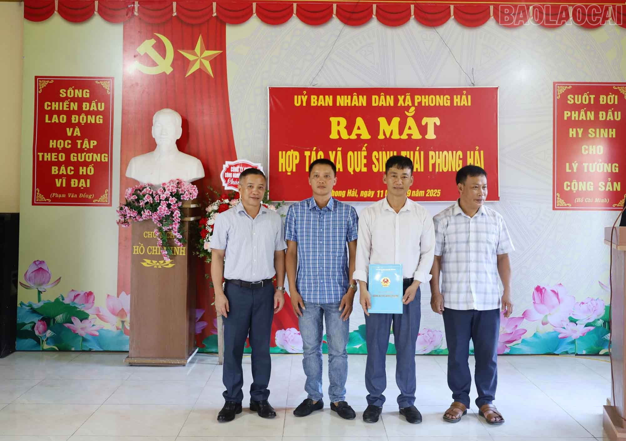 Trao Quyết định thành lập Hợp tác xã Quế sinh thái Phong Hải. baolaocai-tr_a1.jpg