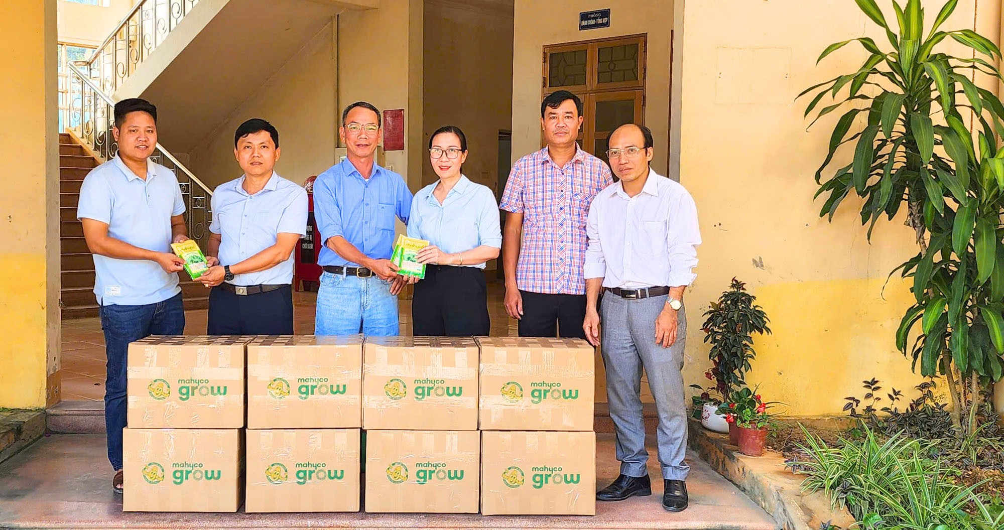 Trung tâm Khuyến nông và Dịch vụ nông nghiệp tỉnh Lào Cai tiếp nhận hạt rau giống từ doanh nghiệp. z7142360798916-eabe005e0341236cdf6b6c4d2d26f738.jpg