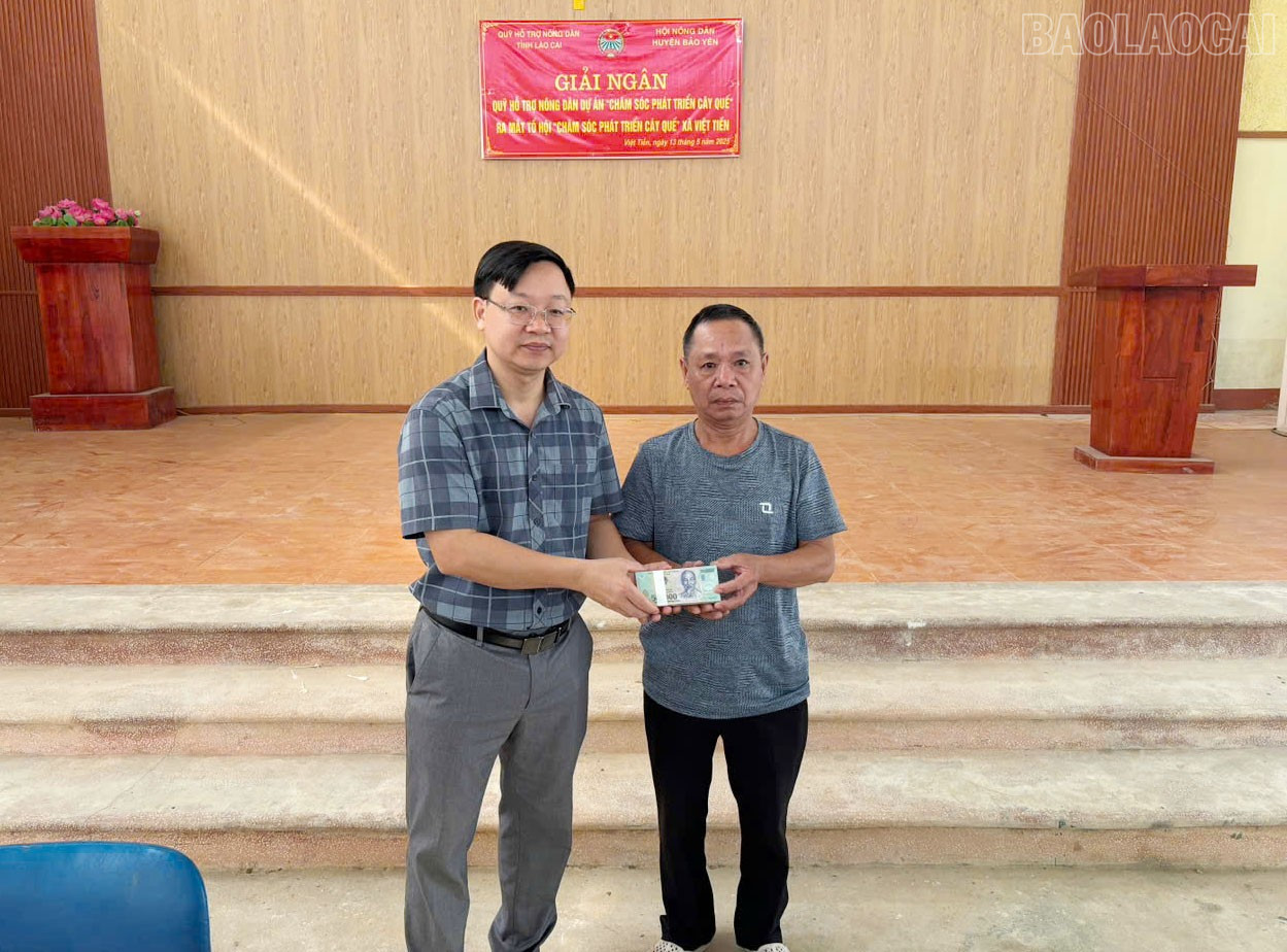 Trao quỹ hỗ trợ cho hội viên nông dân tham gia dự án. baolaocai-tr_1.jpg