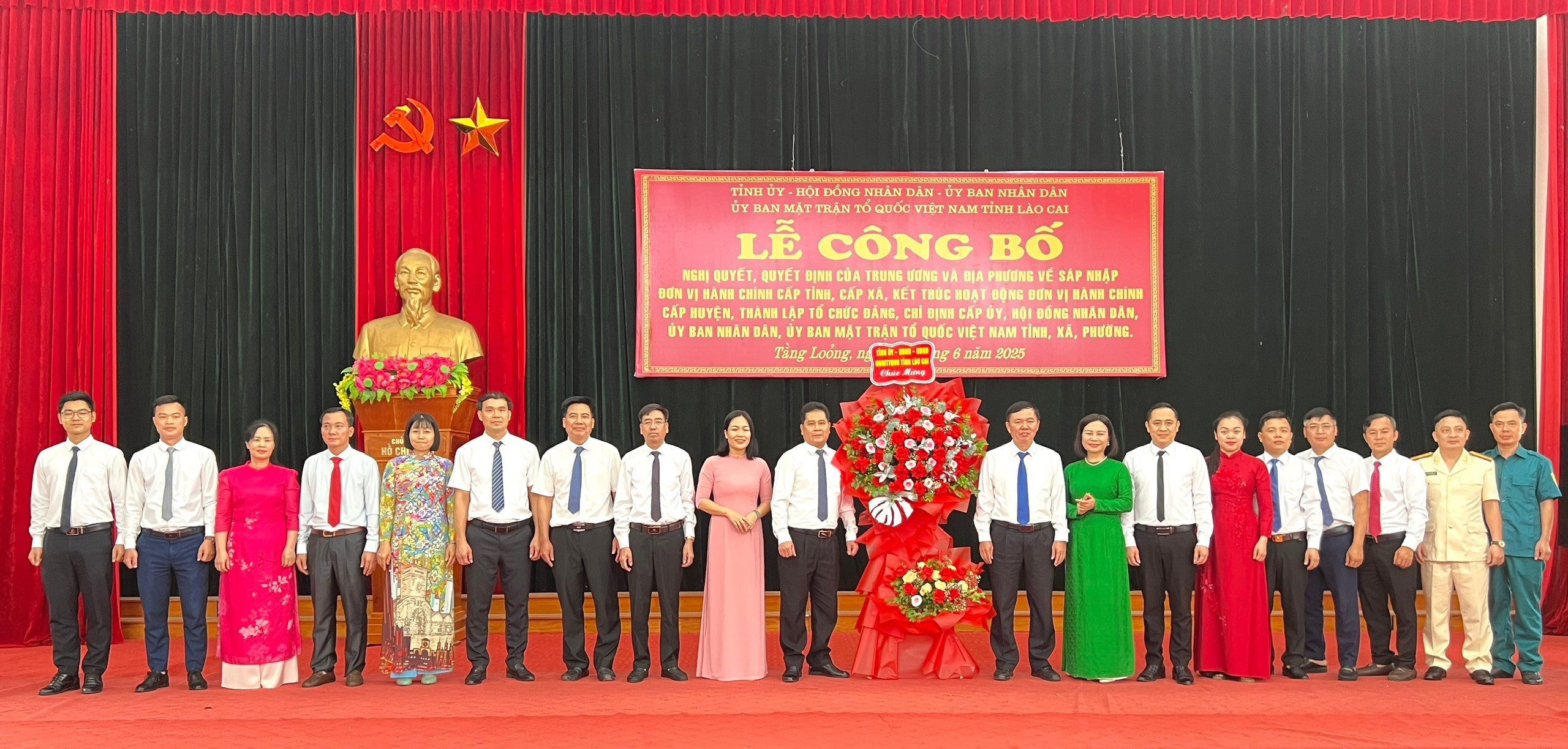 Tặng hoa chúc mừng xã Tằng Loỏng. q3.jpg