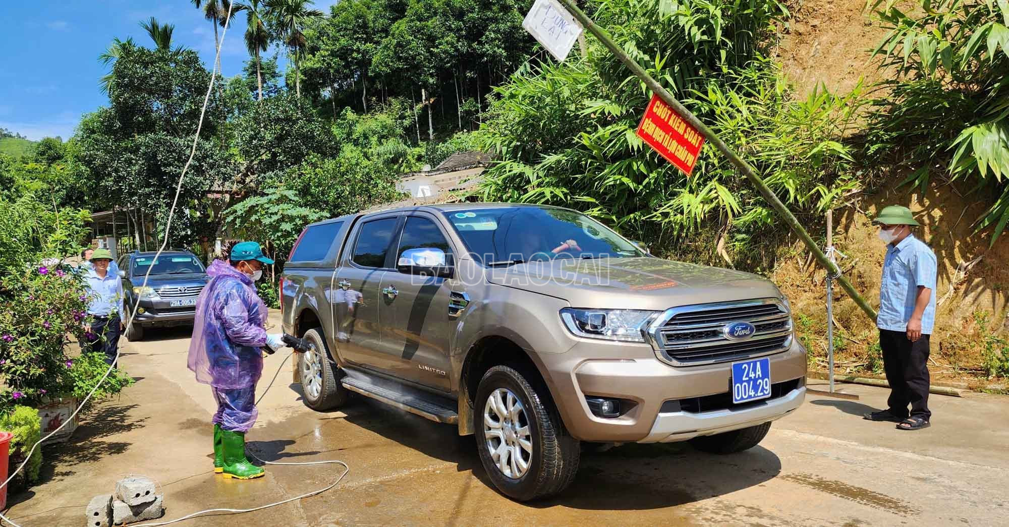 Các địa phương lập chốt kiểm dịch, tránh để dịch bệnh lây lan diện rộng. baolaocai-c_5.jpg