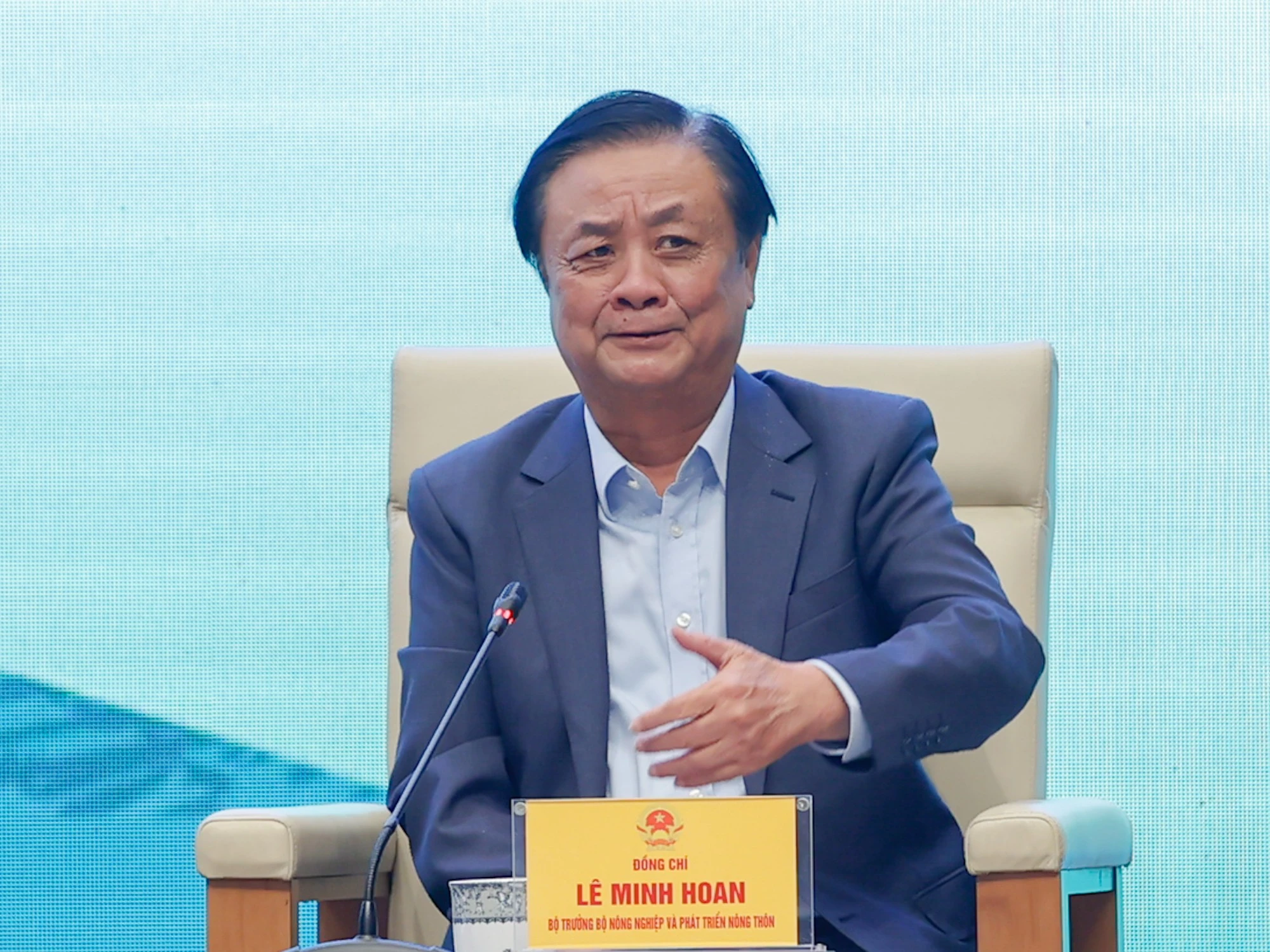 Bộ trưởng Bộ Nông nghiệp và Phát triển nông thôn Lê Minh Hoan trả lời câu hỏi liên quan đến tích tụ đất đai. (Ảnh: Báo Điện tử Chính phủ).