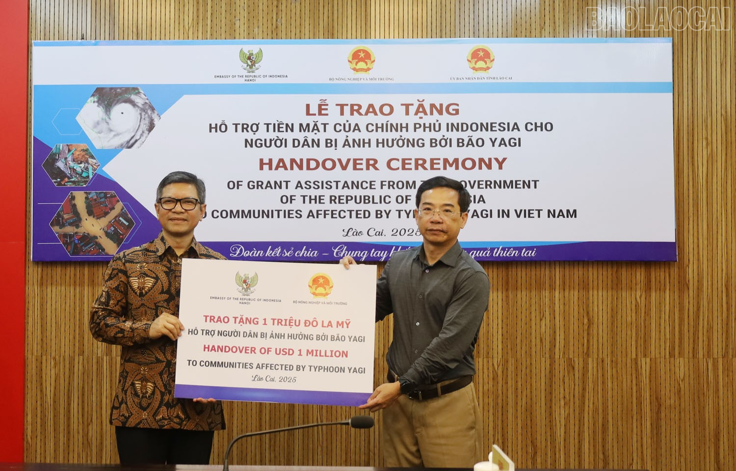 Trao tượng trưng khoản hỗ trợ của Chính phủ Indonesia dành cho người dân bị ảnh hưởng bởi bão số 3 tại Việt Nam. baolaocai-tr_c.jpg
