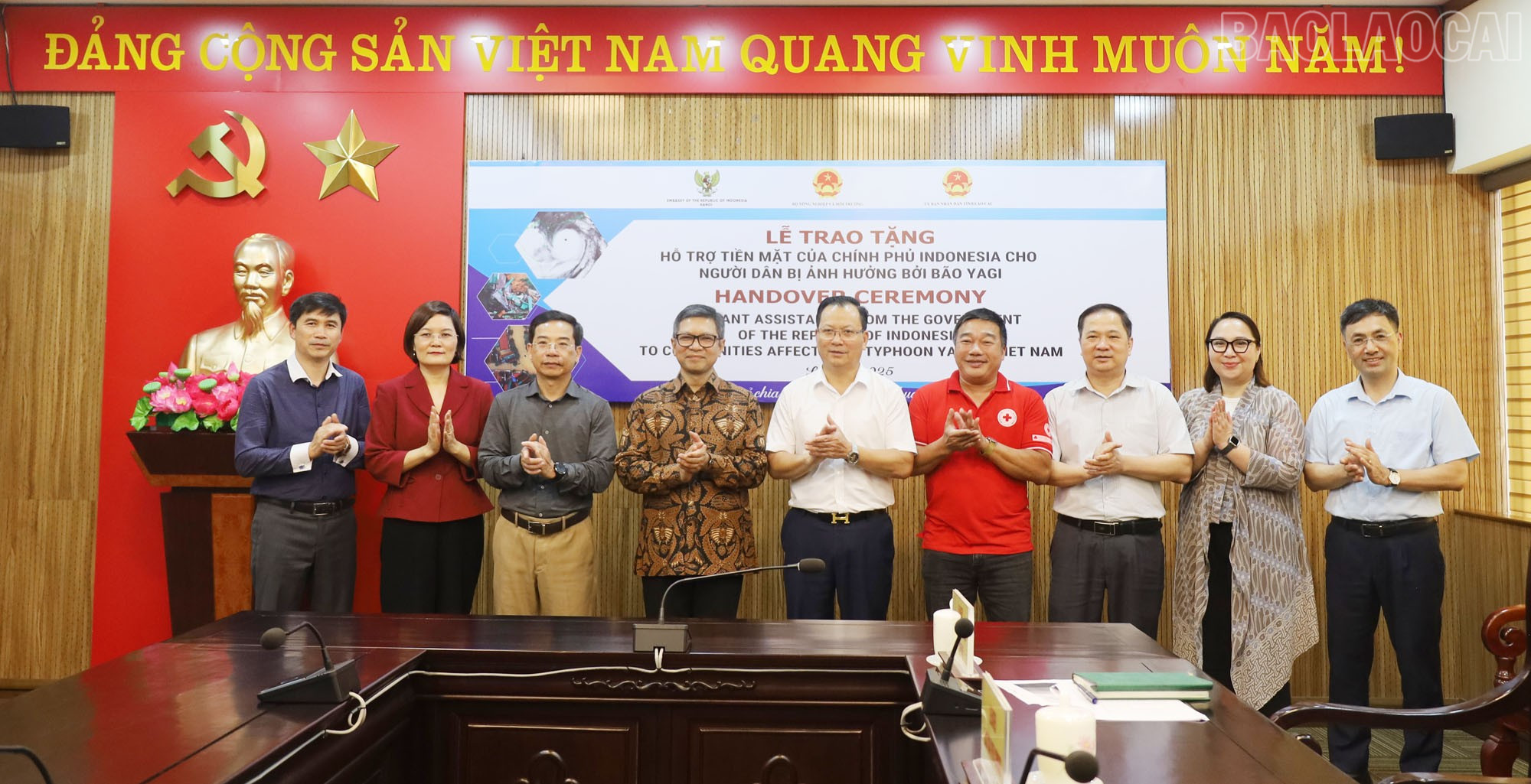 Các đại biểu chụp ảnh lưu niệm. baolaocai-tr_b.jpg