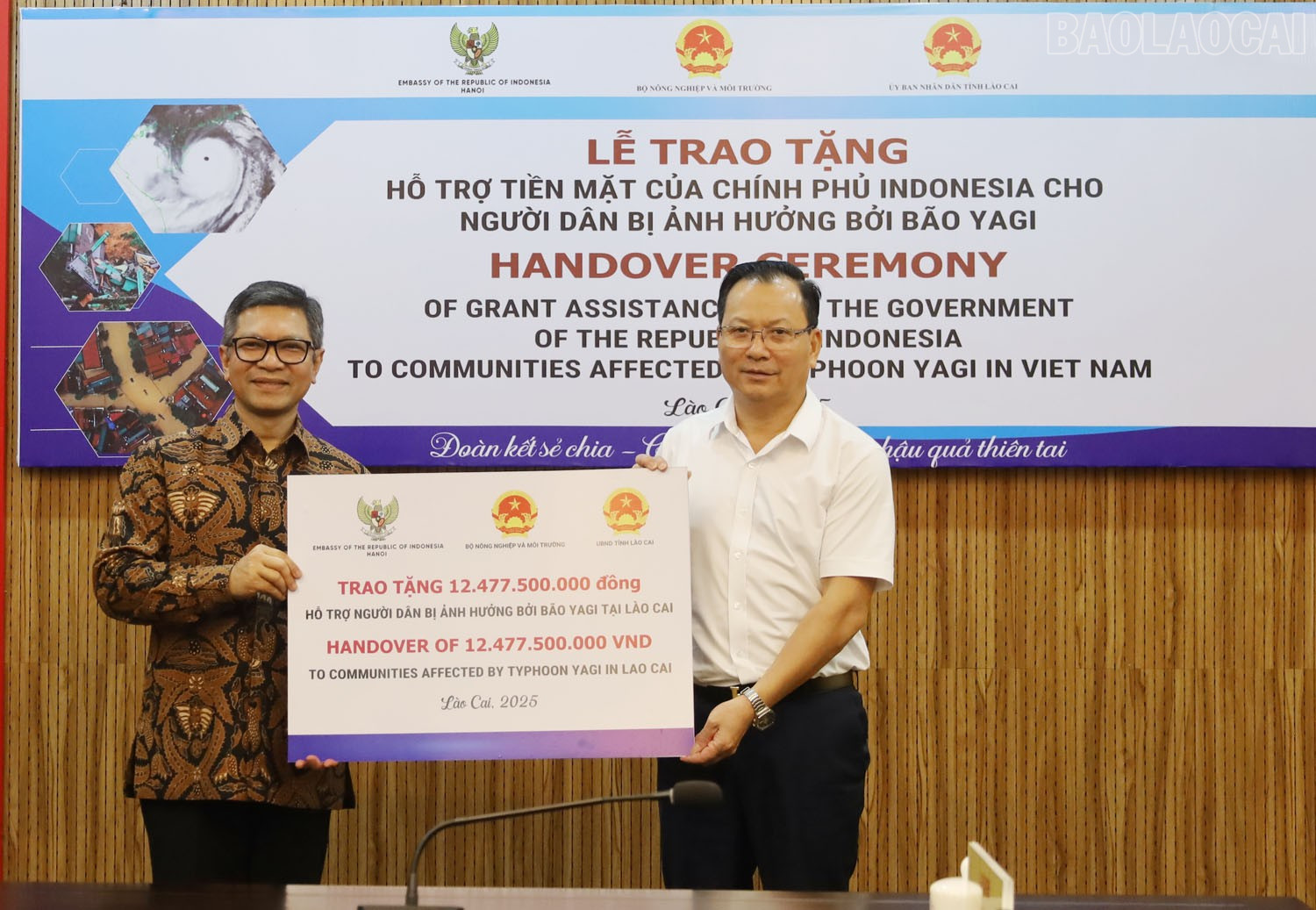 Đại diện UBND tỉnh Lào Cai tiếp nhận khoản hỗ trợ của Chính phủ Indonesia dành cho người dân bị ảnh hưởng bởi bão số 3. baolaocai-tr_o.jpg